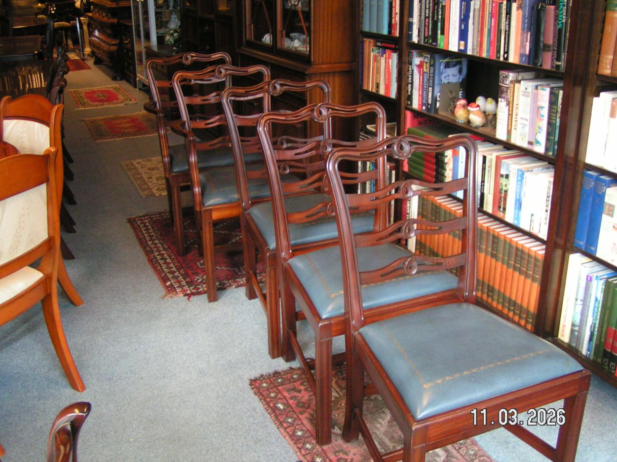 artikelnr. 16020107 Heldense Exclusive 5 Mahonie Stoelen Met Blouw Leer Waar Van 2 met Armleuning in Nieuwstaat, prijs €695,- euro
