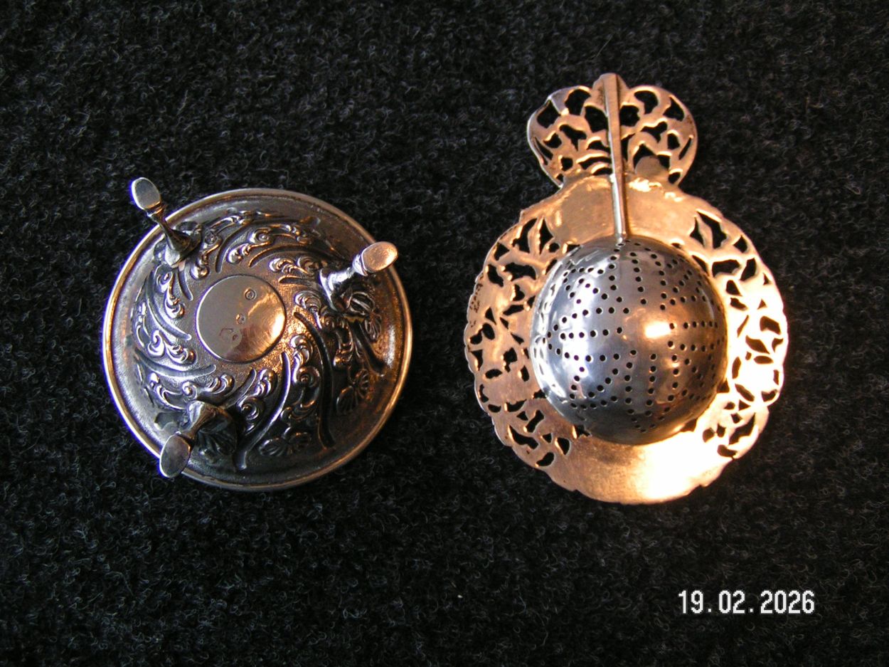 artikelnr. 1602083 Antieke Zilveren Thee Zeef, met Ornamenten in Uitmutende Staat en Gemerk Tweede Gehalte. prijs €125,- euro
