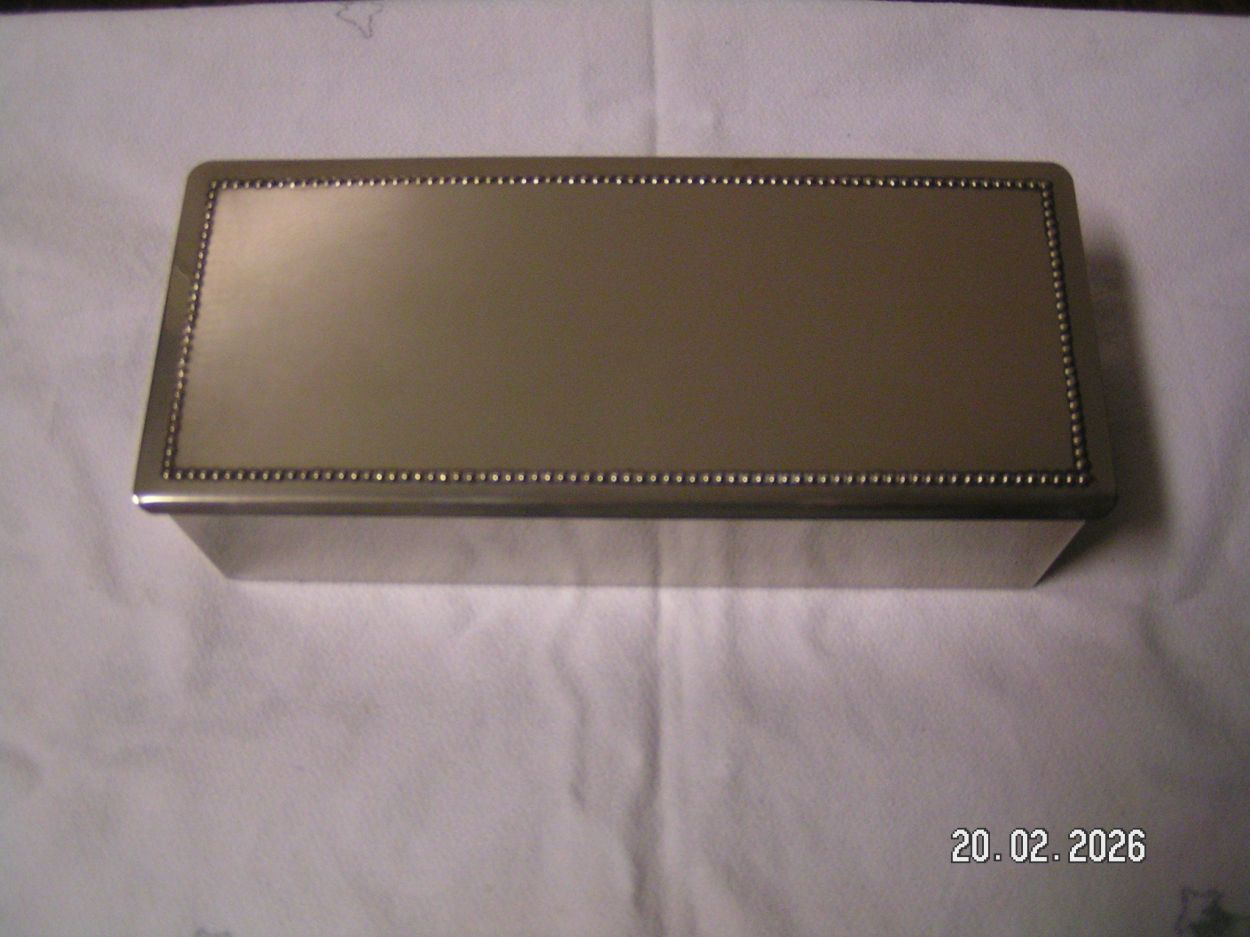 artikelnr. 1602092 Verzilverde Lepel Doosje Douwe Egberts jaren 80 - 90 prijs €17.50,- euro
In Nieustaat
Afm B 18 H 5.5 D 8 cm
