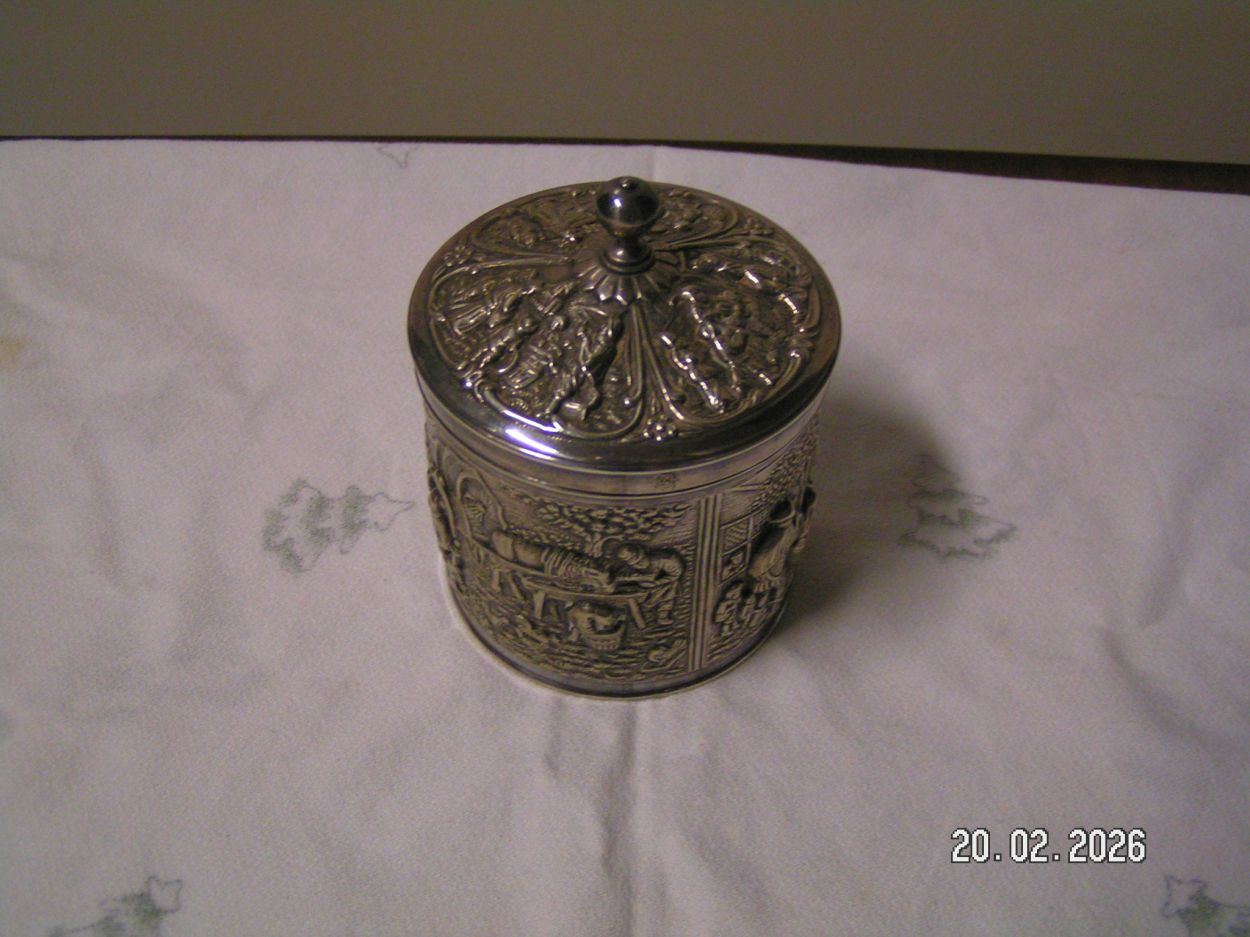 artikelnr. 1602091 Verzilverde Theebus Douwe Egberts in zeer goede staat, prijs €35,- euro
