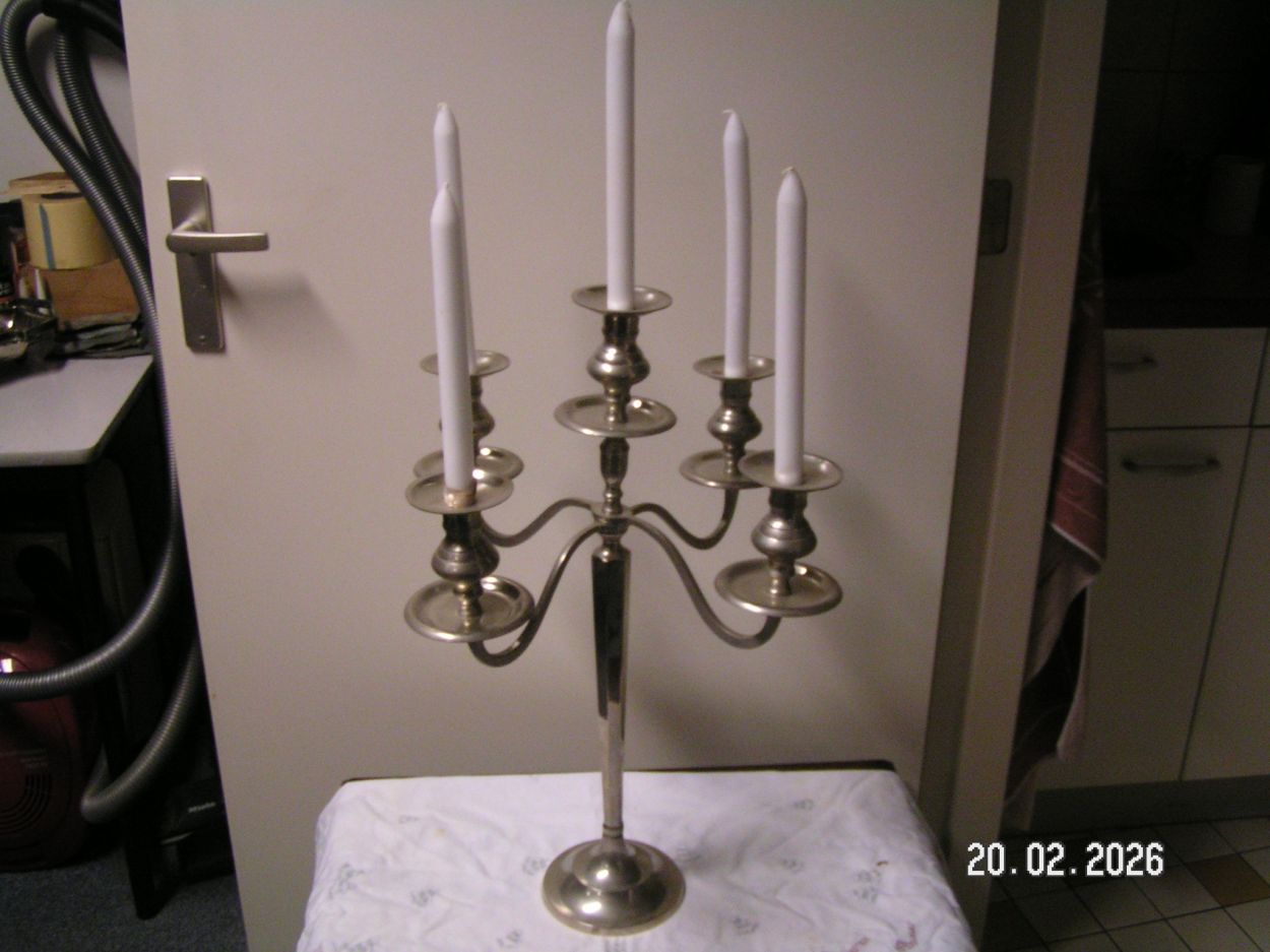 artikelnr. 1602093 Zilverkleurige Grote Kanderlaar Voor 5 Kaarsen in Zeer Goede Staat, prijs €45,- euro
