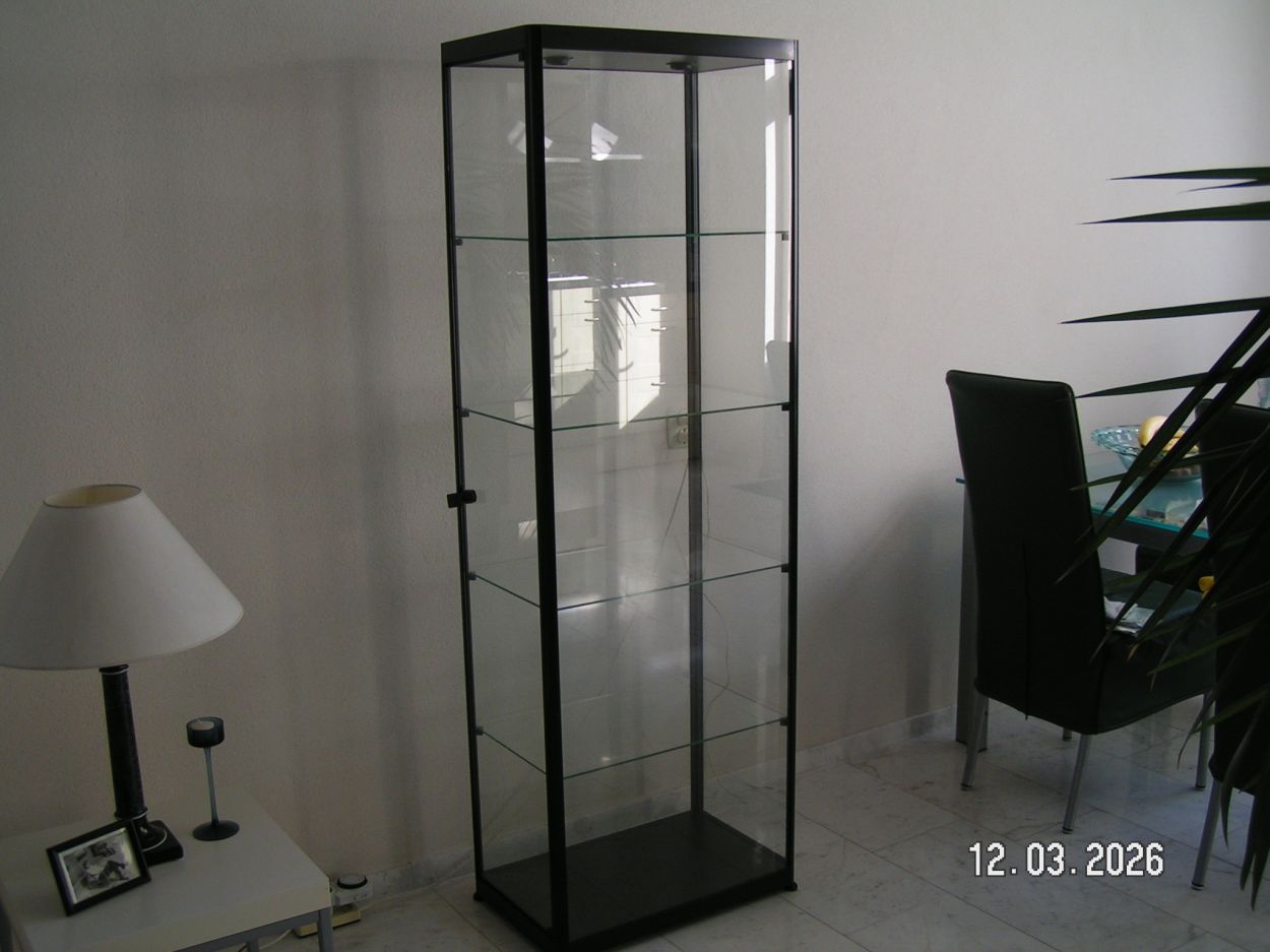 artikelnr. 16020106 Vitrine Kast Geanodiseerd Zwart Rondom Gehard Glas in Nieuwstaat, prijs €595,- euro
