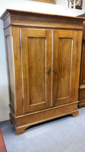 artikelnr. 1600263 Antieke Slavische Eikenhouten Kast: prijs €450,- euro
 Antieke Slavische Eikenhouten Kast

Antieke Slavische Eikenhouten Kast
Kast is in uitmuntende staat!
Maten B 1.44 D 57 H 1.94 cm
Planken zijn in hoogte verstelbaar
Keywords: Antieke Slavische Eikenhouten Kast