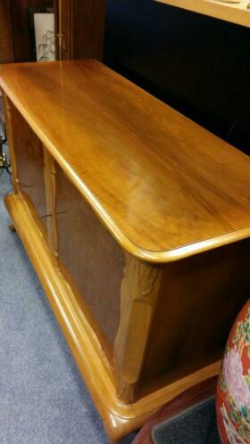 artikelnr. 1600272 Dressoir van noten- en wortelnoten hout: prijs €295,- euro
Dressoir van noten- en wortelnoten hout.
Een zeer exclusief klein dressoir in uitmuntende staat!
Maten; B 1.25 D 47 H 87 cm.
Voor meer dressoirs zie onze site of andere advertenties.
Keywords: Dressoir van noten- en wortelnoten hout