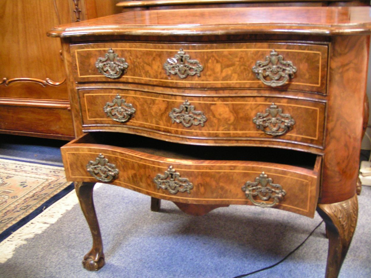 Verkocht artikelnr. 1600285 Wortelnoten ladekastje Chippendale.
Antieke Chippendale Ladenkast, mooi ingelegd, orgel-gebogen.

B: 79cm x D: 45cm x H: 70cm

In uitmuntende staat.
Keywords: Wortelnoten ladekastje Chippendale: