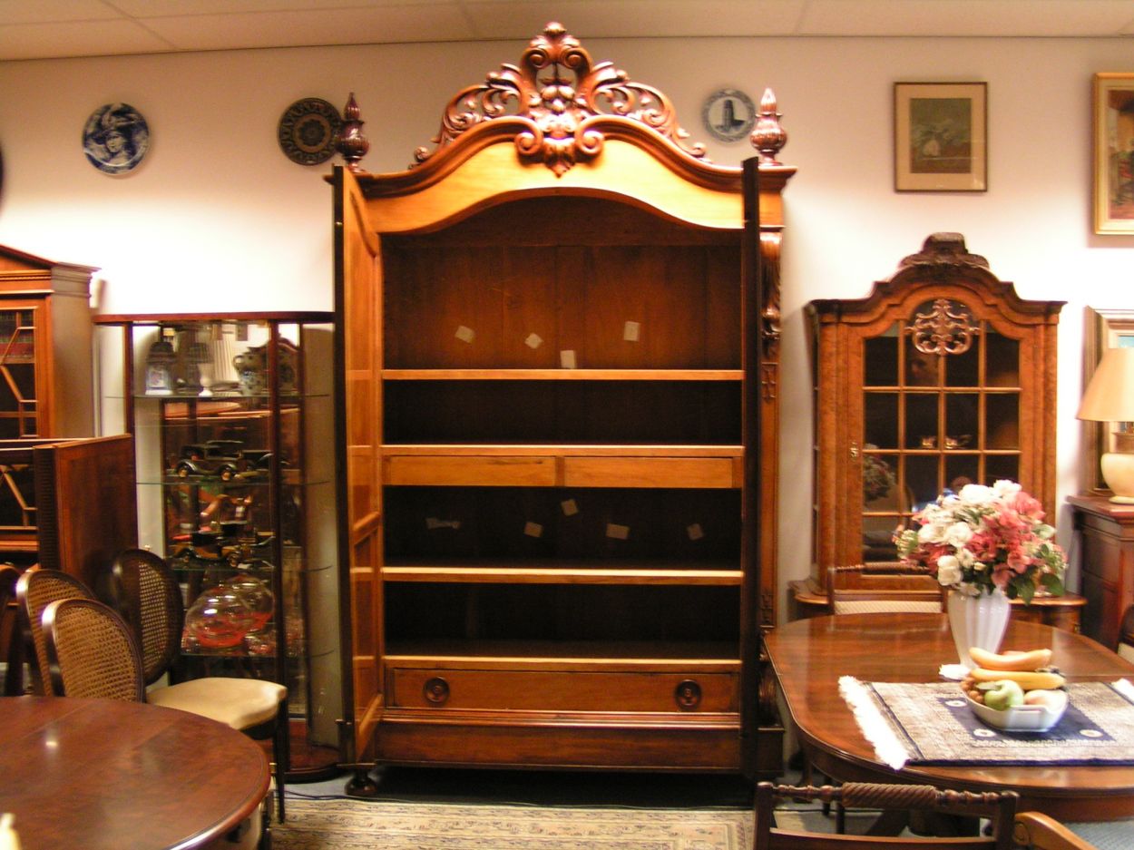 artikelnr. 1600302 Antieke Mahonie Biedermeier Kuifkast: prijs €1750,- euro
 Antieke Mahonie Biedermeier Kuifkast:

Planken op hoogte verstelbaar, zijkanten met panelen.

Zeldzaam exemplaar, museumkwaliteit.

H: 2.70m x D: 50cm x B: 1.50m


Keywords: Antieke Mahonie Biedermeier Kuifkast: