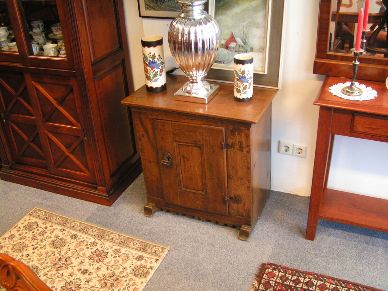 artikelnr 1602035 Antieke Massief Eiken Spinde 18 eeuws in Zeer goedestaat. vraagprijs €749,- euro
Deze zeer mooie spinde is helemaal origineel en helemaal perfect.
Afm D 40 H 67 B 67 cm
