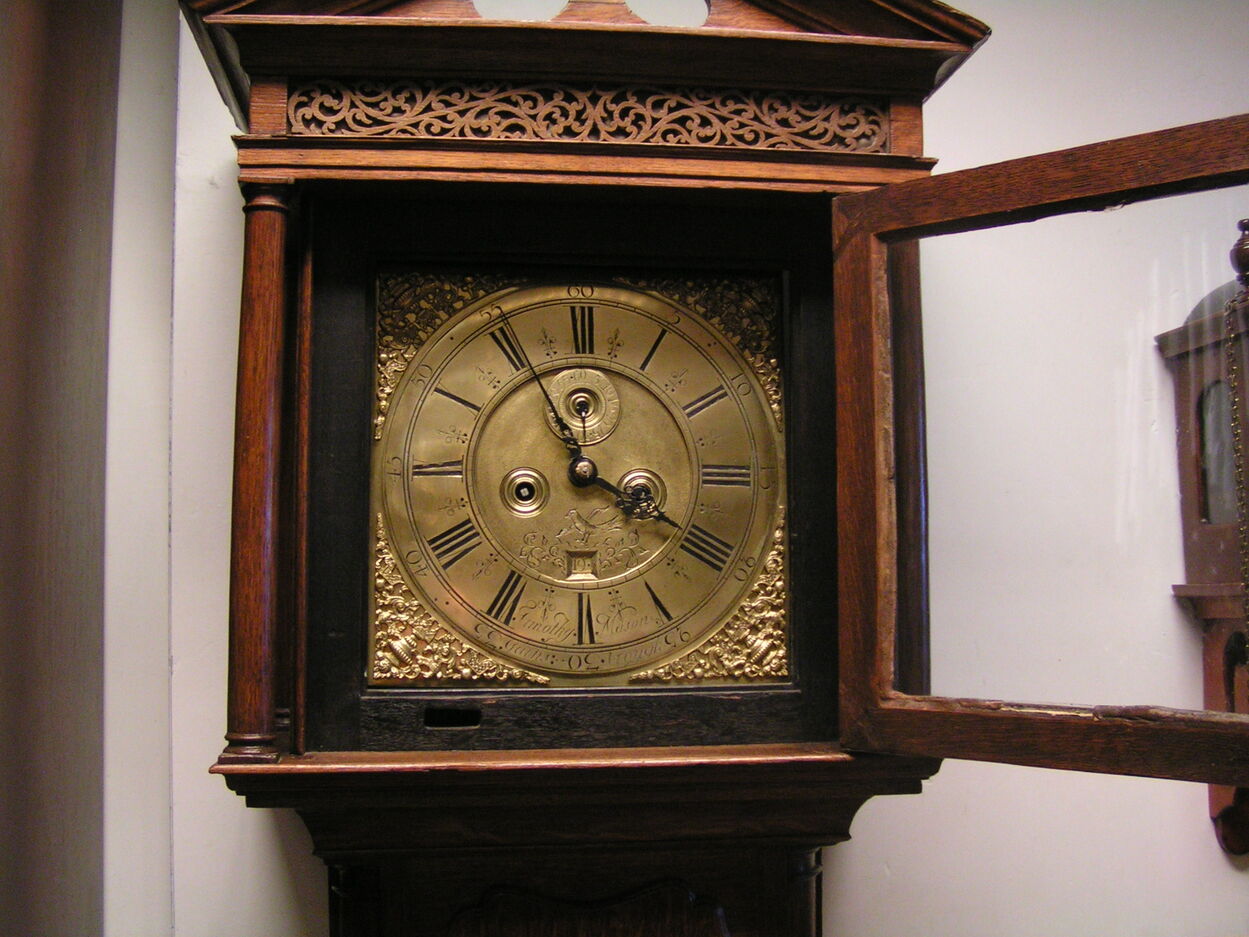 artikelnr. 1600872 Engels Staande Horloge In Massief Eiken Kast 1830 : prijs 649 euro
In zeer goede staat.

Timothy Mason, Gains Through

Met seconde- en datum aanwijzing.

Hoogte: 222cm

Recent bij klokkenmaker geweest, met garantie, papieren klokkenmaker/onderhoud/reparatie aanwezig.
Keywords: artikelnr. 1600872 Engels Staande Horloge In Massief Eiken Kast 1830 : prijs 649 euro