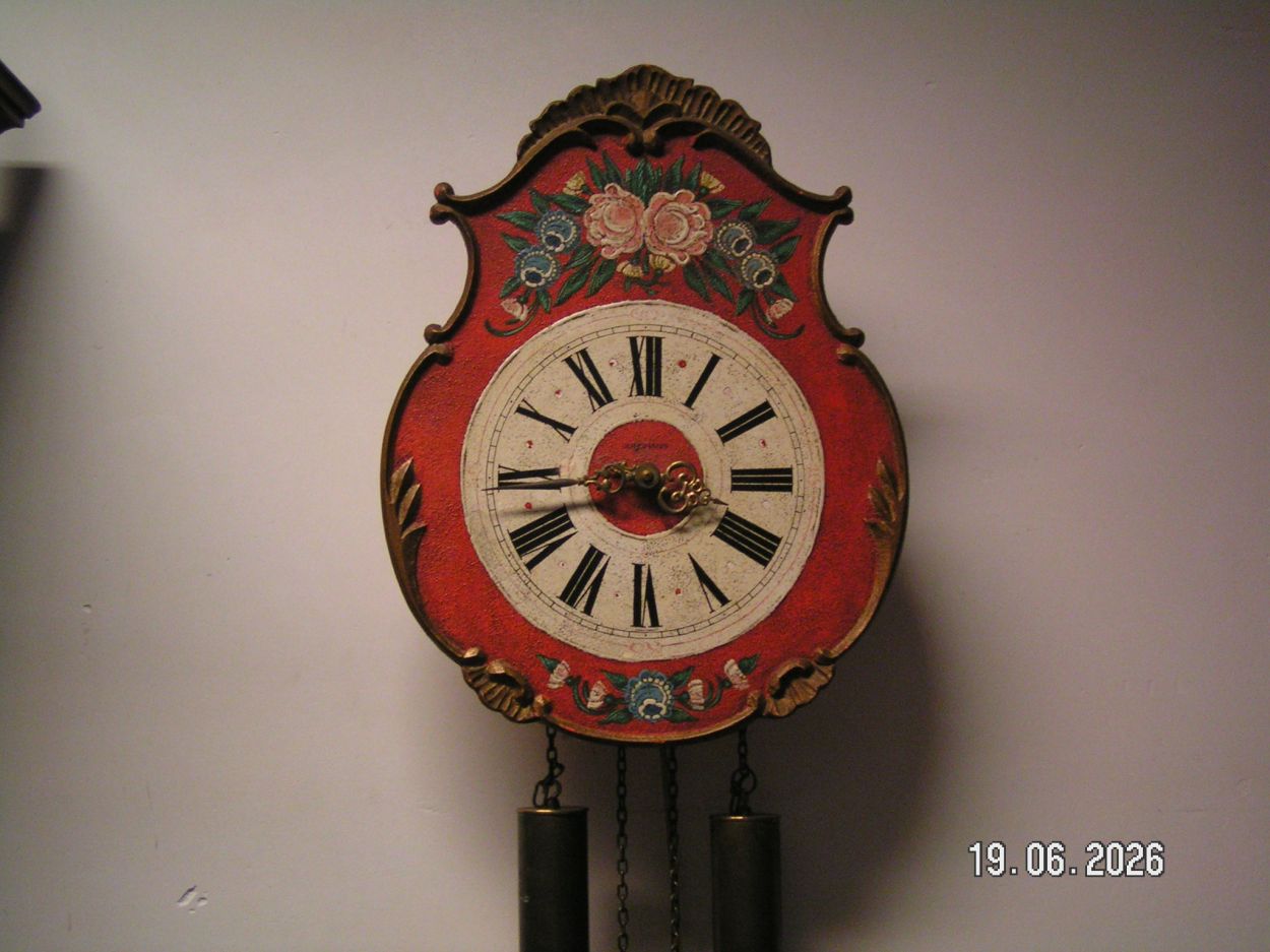 artikelnr. 16020120 Vintage Junghans Handgeschilderd Hangklok in Zeer Goede Staat. prijs €125,- euro

