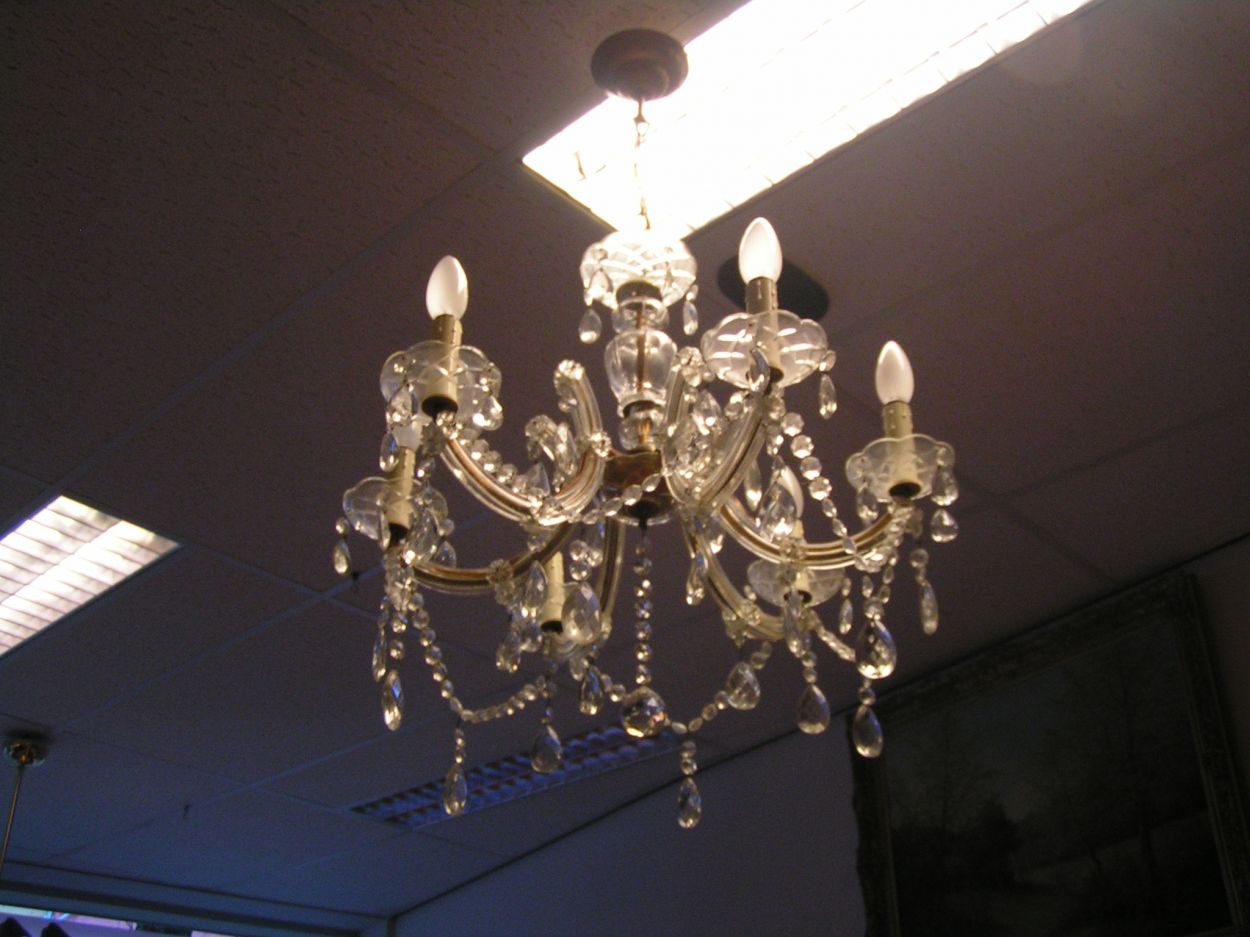 artikelnr. 1600283 Kroonluchter kristal antiek: prijs €325,-euro
60 cm Breed, 50cm Hoog zonder ketting.

In uitmuntende staat.

6-armig.
Keywords: Kroonluchter kristal antiek