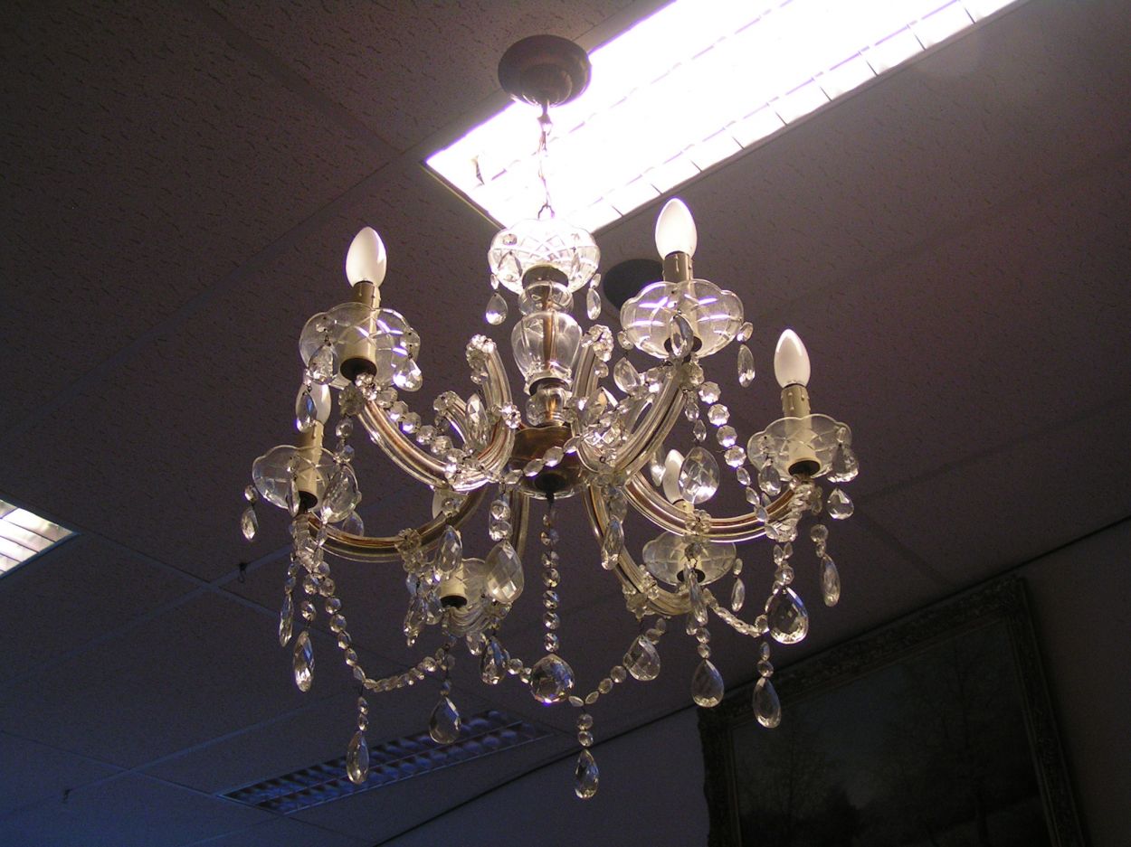 artikelnr. 1600283 Kroonluchter kristal antiek: prijs €325,-euro
60 cm Breed, 50cm Hoog zonder ketting.

In uitmuntende staat.

6-armig.
Keywords: artikelnr. 1600283 Kroonluchter kristal antiek: prijs €325,- euro