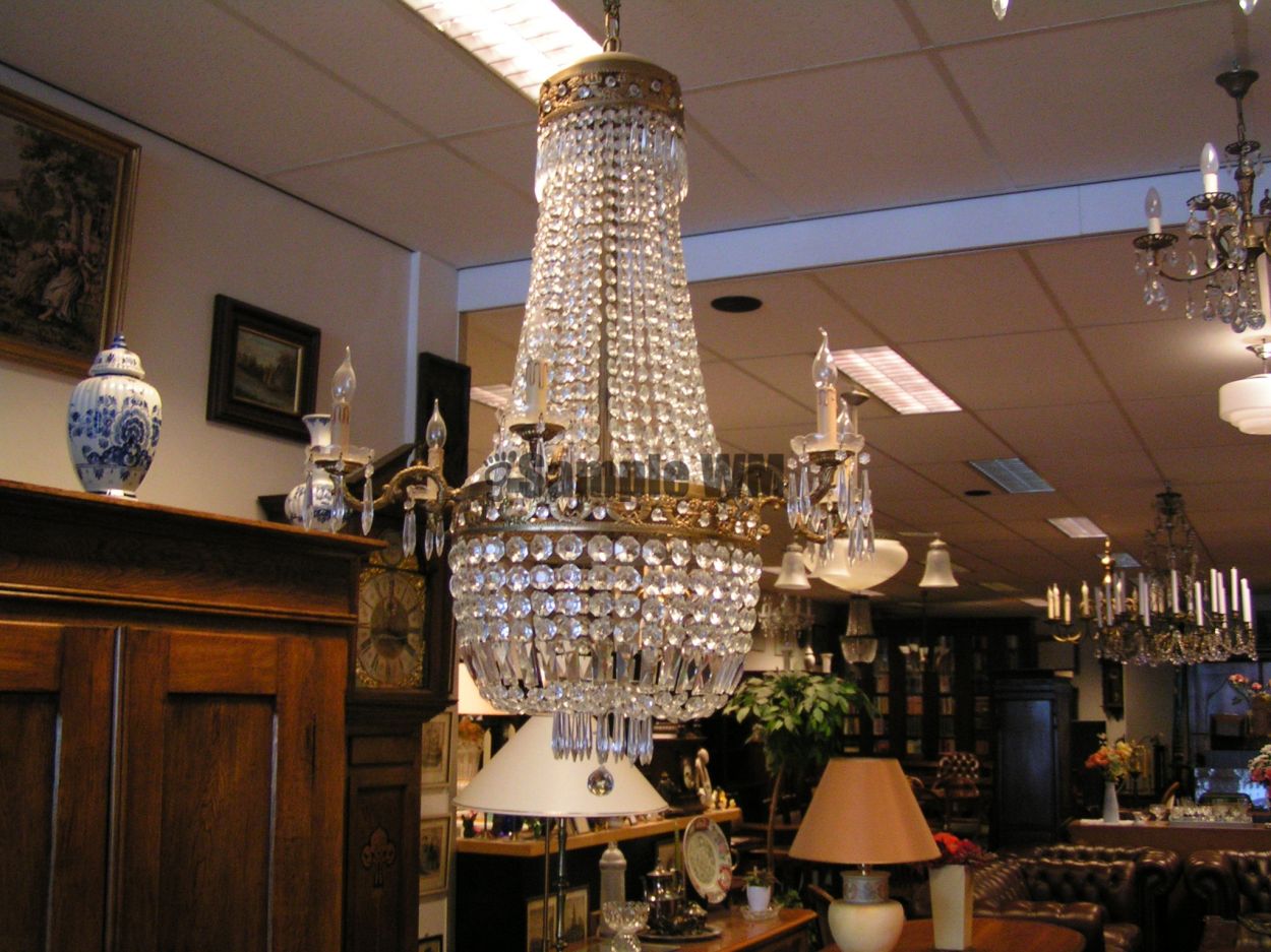 Verkocht artikelnr. 1600355 Zakkroonluchters Kristal Empire Model.
zeldzaam exemplaar, met 6 lampen, Empire - model.

zonder ketting ruim 1.30cm lang, ruim 90cm breed/doorsnede

Verschillende Zakkroonluchters op voorraad.
Keywords: Verkocht artikelnr. 1600355 Zakkroonluchters Kristal Empire Model.