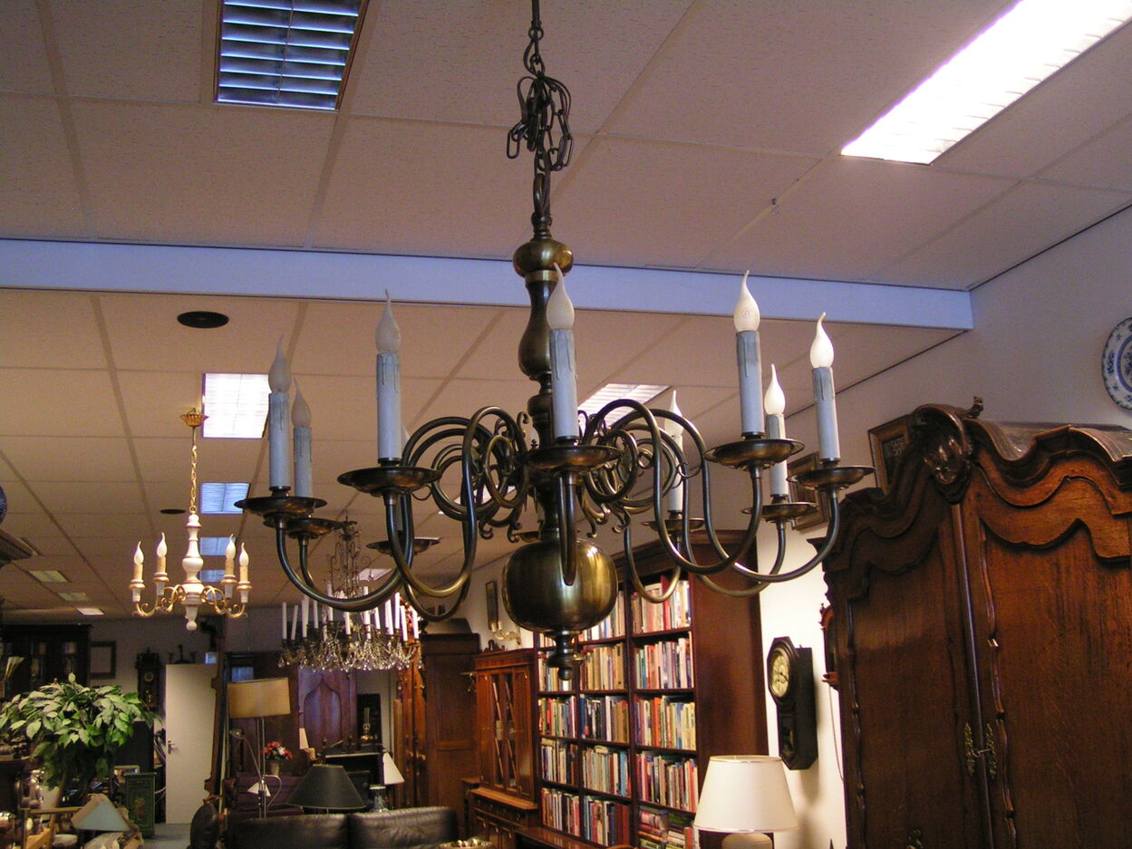 artikelnr. 1600861 Grote Antieke Balkroon - 10 armig : prijs €349,- euro
messing
B: 1m x zonder ketting 90cm

In zeer goede staat 
Keywords: Grote Antieke Balkroon - 10 armig