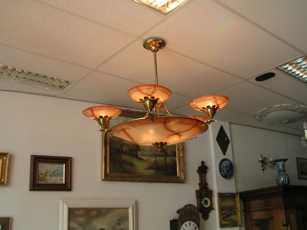 artikelnr. 1602025 Art Deco Style Glas Chandelier Hollywood in nieuwstaat. prijs op aanvraag 
Art Deco Style Glas Broze en Brass Hollywood Chandelier in nieuwstaat.
Afm; B 1 Meter H 75 cm
