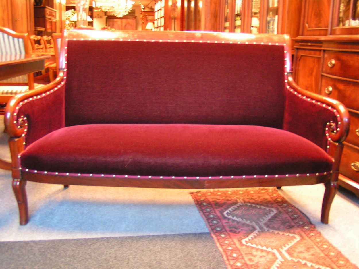 Verkocht artikelnr. 01600255 Antiek Cuba-Mahonie Bordeaux-rood uit jaar 1830, Velours gestoffeerd Zitbankje
Breedte: 1.50m Zithoogte 45cm

Museum-kwaliteit, in perfecte staat.

Keywords: antiek cuba mahanie zitbank