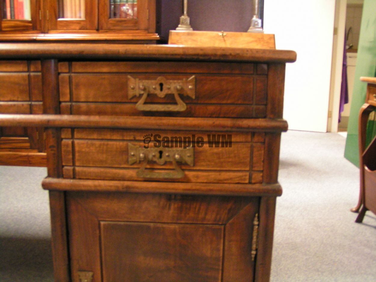 Verkocht artikelnr. 1600344 Antiek Engels Mahonie Partnerdesk
Met groen lederen blad, met lades en deuren.

Alles afsluitbaar!

In zeer goede staat.

afmetingen: 1.01m Breed x 1.68 Lengte x Hoog: 80cm
Keywords: artikelnr. 1600344 Antiek Engels Mahonie Partnerdesk: