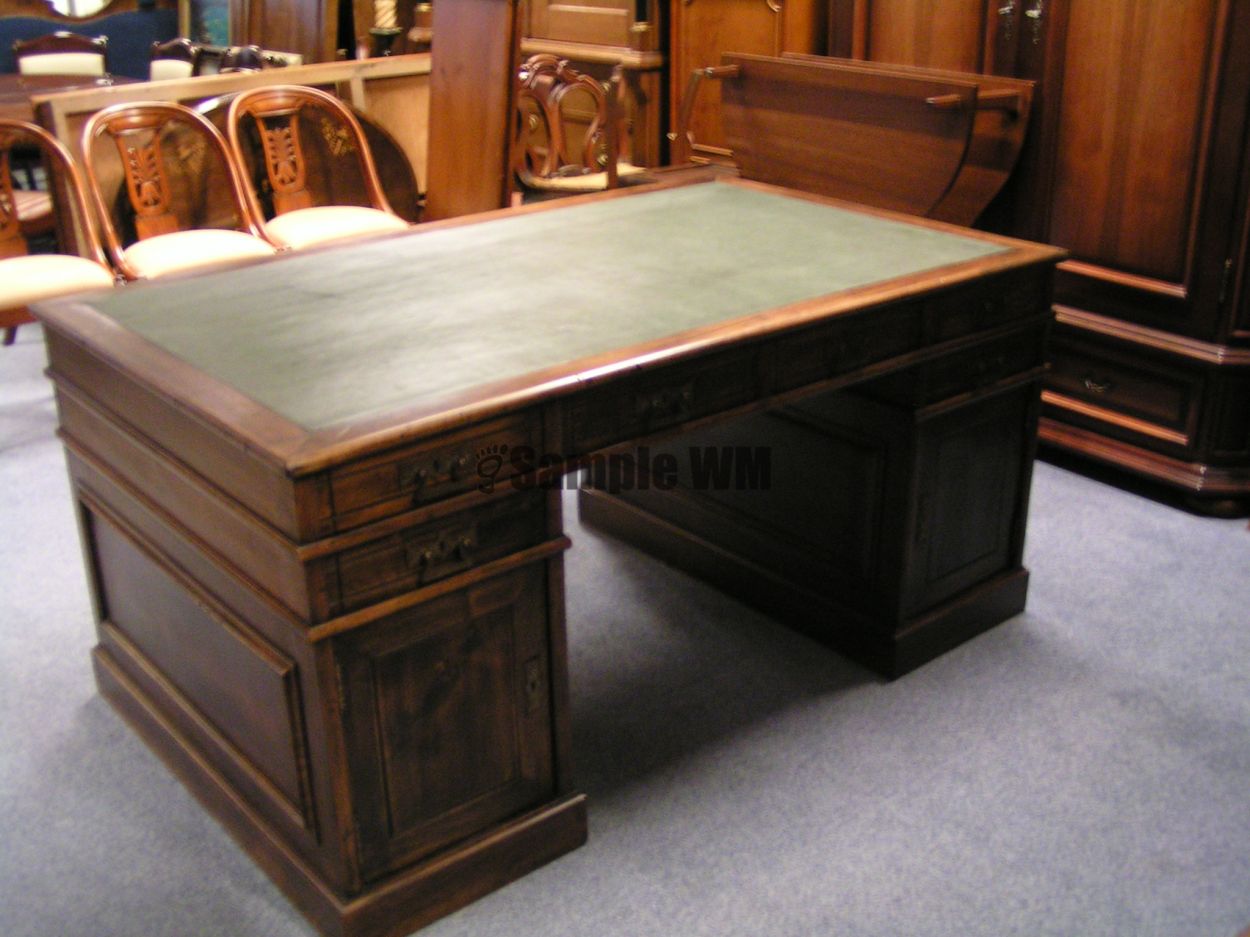 Verkocht artikelnr. 1600344 Antiek Engels Mahonie Partnerdesk
Met groen lederen blad, met lades en deuren.

Alles afsluitbaar!

In zeer goede staat.

afmetingen: 1.01m Breed x 1.68 Lengte x Hoog: 80cm
Keywords: artikelnr. 1600344 Antiek Engels Mahonie Partnerdesk: prijs € 795 euro