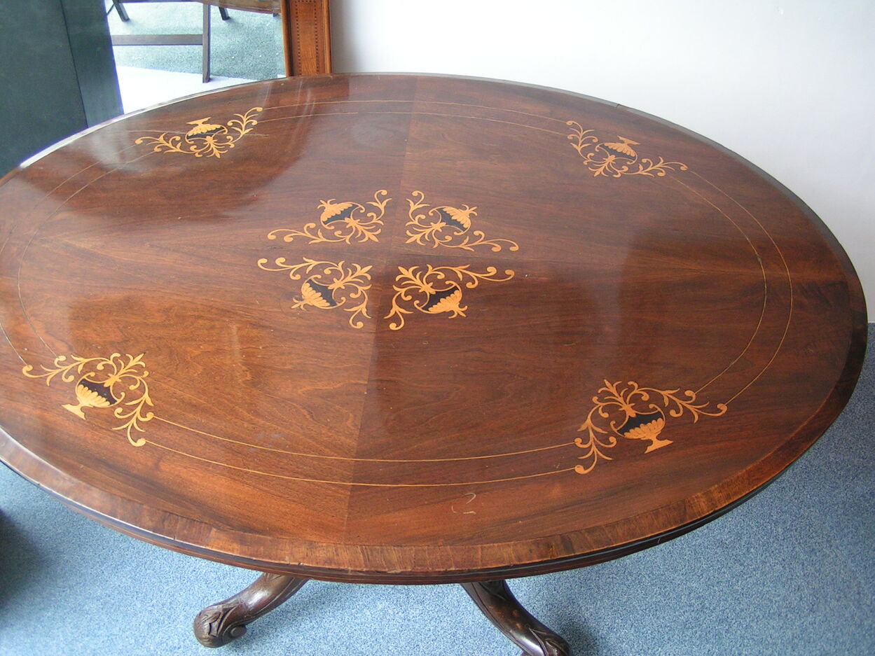 artikelnr. 1600858 Engels Mahonie Ovale tafel op wielen: prijs  €695,- euro
met zeer mooi inlegwerk

1.16m breed x diep 87cm x hoog: 69cm
Keywords: artikelnr. 1600858 Engels Mahonie Ovale tafel op wielen