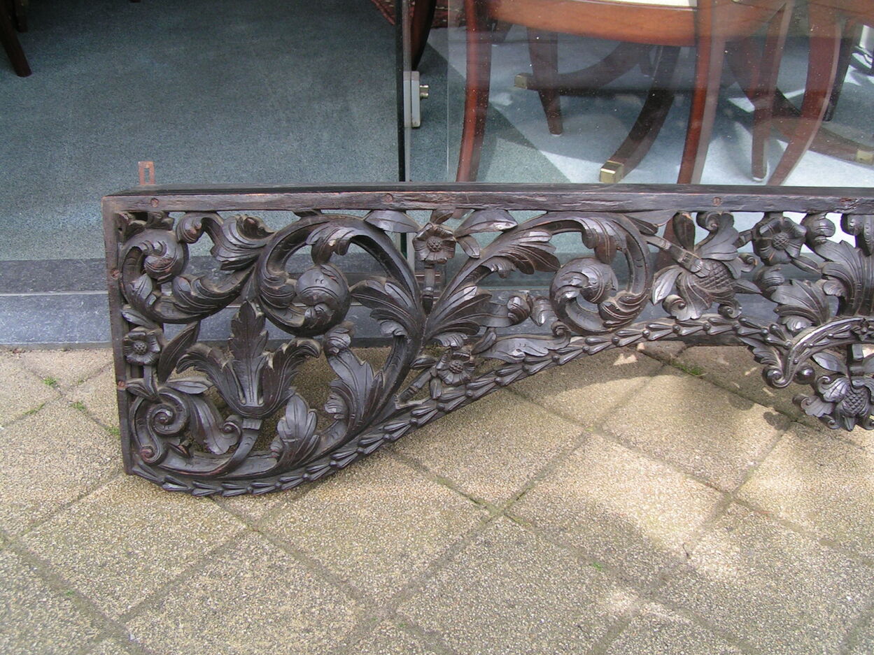 artikelnr. 1602032 Een Rijkgesneden Kolonioul Ornament 19 eeuws in Zeer Goede Staat. vraagprijs €250,- euro
Afm B 183 H 38 D 16 cm.
