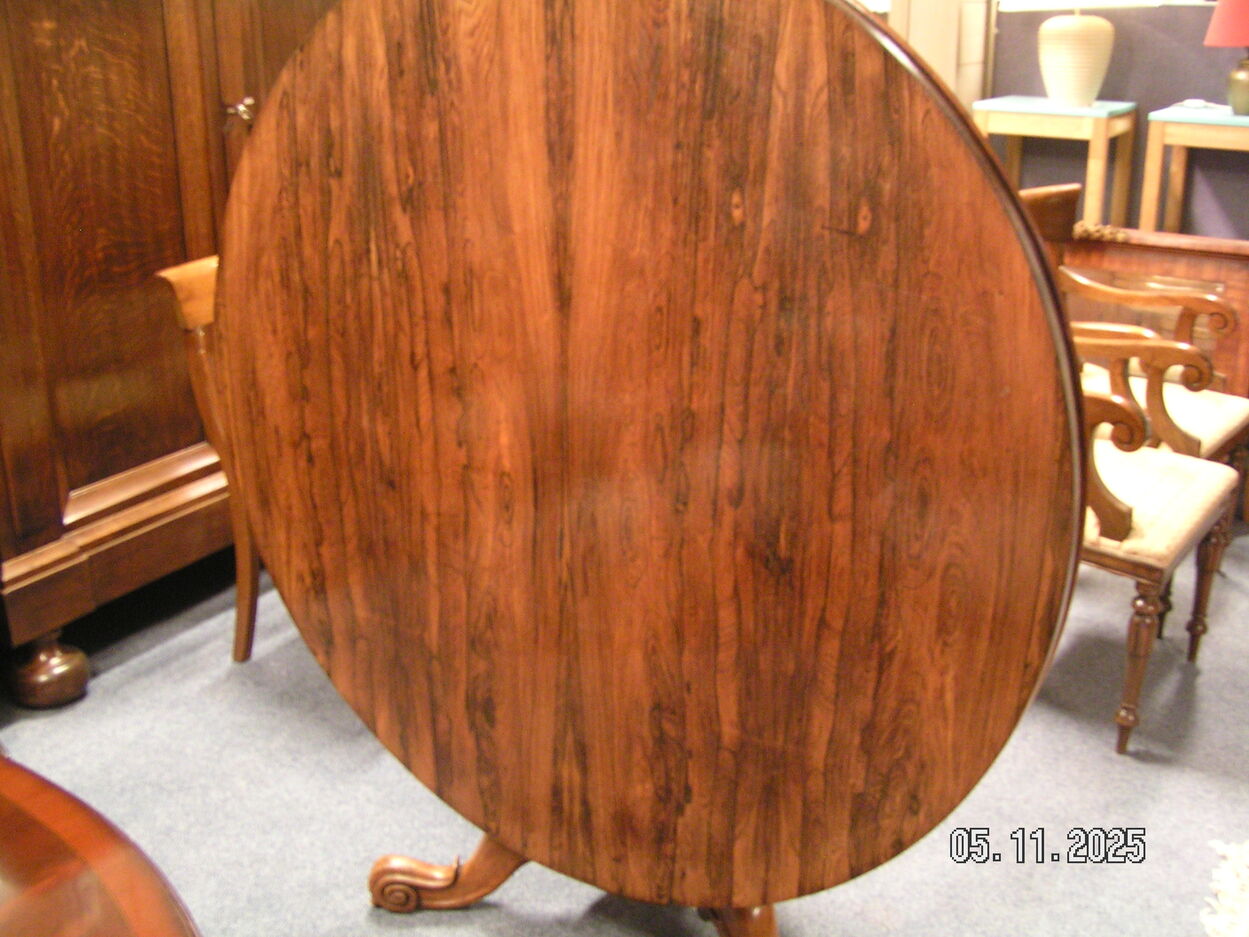 artikelnr. 1602047 Antieke Victoriaanse Carveld Palissanderhout Deining Table Zeer Goede Staat prijs €2250,- euro
Deining Table 1860 Tafel is Helemaal Perfect in Museum Qualty!
Afm 130 x 72 cm. deze Tilttop Tafel staat op Wielen.
