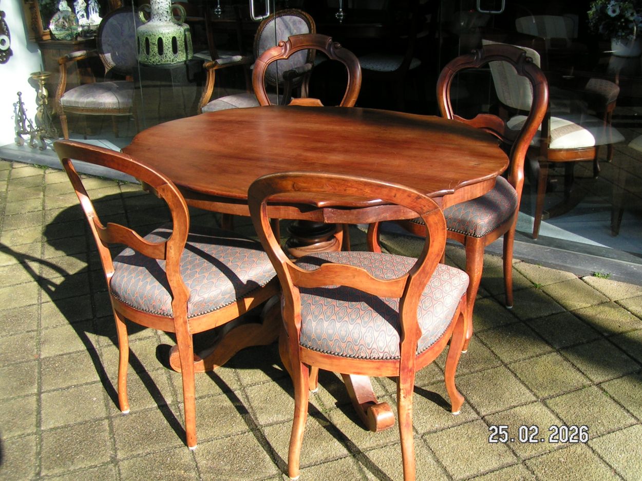 artikelnr. 1602094 Antieke Mahonie Biedermeier Tafel met 4 Stoelen en opnieuw gestoffeerd prijs €225,- euro
Afm Tafel B 87 L 1.20 cm

