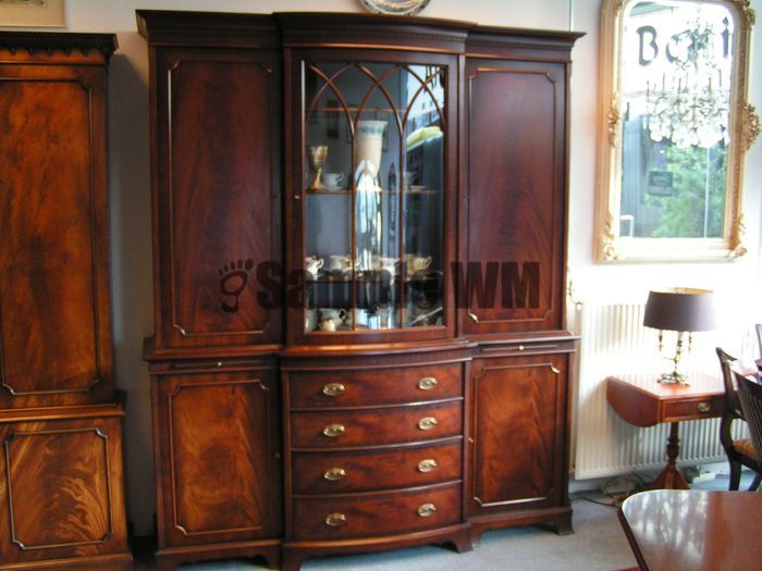 Verkocht artikelnr. 1600372 Heldense Exclusive Vitrinekast
Showcase with curved center front. With 1 glass door with lighting and 3 glass shelves and 2 closed doors, 4 curved drawers (metal guides) and 2 closed doors with 1 shelf. With 2 extendable shelves.
Upper and lower case.

In excellent condition.

185 x 55 x 224 cm
73 x 22 x 88 inch
€ 6,244 new price in 2008
Keywords: Heldense Exclusive Vitrinekast