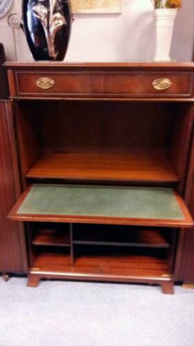 Verkocht artikelnr. 1600271 Heldense Exclusief kast/secretaire.
Heldense Exclusief kast/secretaire in mahoniehout. Voor bijvoorbeeld u pc of audiokast, uitschuifbaar werkblad met lederen in leg. En een uitschuifbaar plateau voor bijvoorbeeld een printer. Deuren ( 180 graden draaibaar ) Kast is fabrieks nieuw! Maten; B 97 H 1.41 D 50 cm.
Voor meer Heldense meubels zie onze site of andere advertenties.
Keywords: Heldense Exclusief kast/secretaire