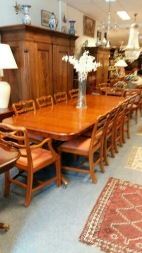artikelnr. 1600262 Heldense Exclusief Taxus Coulisse tafel met tien stoelen: Prijs Op Aanvraag
Heldense Exclusief Taxus Coulisse tafel. Met tien stoelen waarvan twee met armleggers.
Tafel is intarsia ingelegd en in nieuwstaat stoelen zijn pas opnieuw gestoffeerd. Tafel staat op messing wielen en heeft twee tussen bladen.
Maten; L 2.80 B 1.07 H 76 tussen bladen 50 cm.
Ook in Mahoniehout in onze collectie, en nog diverse andere soorten en maten in hoogglans of in zijde glanzens aanwezig. zie onze site of andere advertenties.
Keywords: artikelnr. 1600262 Heldense Exclusief Taxus Coulisse tafel met tien stoelen: Prijs Op Aanvraag