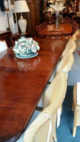 artikelnr. 1600262 Heldense Exclusief Mahonie Coulisse tafel met tien stoelen: Prijs Op Aanvraag
Heldense ExclusiveTaxus Coulisse tafel. Met tien stoelen waarvan twee met armleggers.
Tafel is intarsia ingelegd en in nieuwstaat stoelen zijn pas opnieuw gestoffeerd. Tafel staat op messing wielen en heeft twee tussen bladen.
Maten; L 2.80 B 1.07 H 76 tussen bladen 50 cm.
Ook in Mahoniehout in onze collectie, en nog diverse andere soorten en maten in hoogglans of in zijde glanzens aanwezig. zie onze site of andere advertenties.
