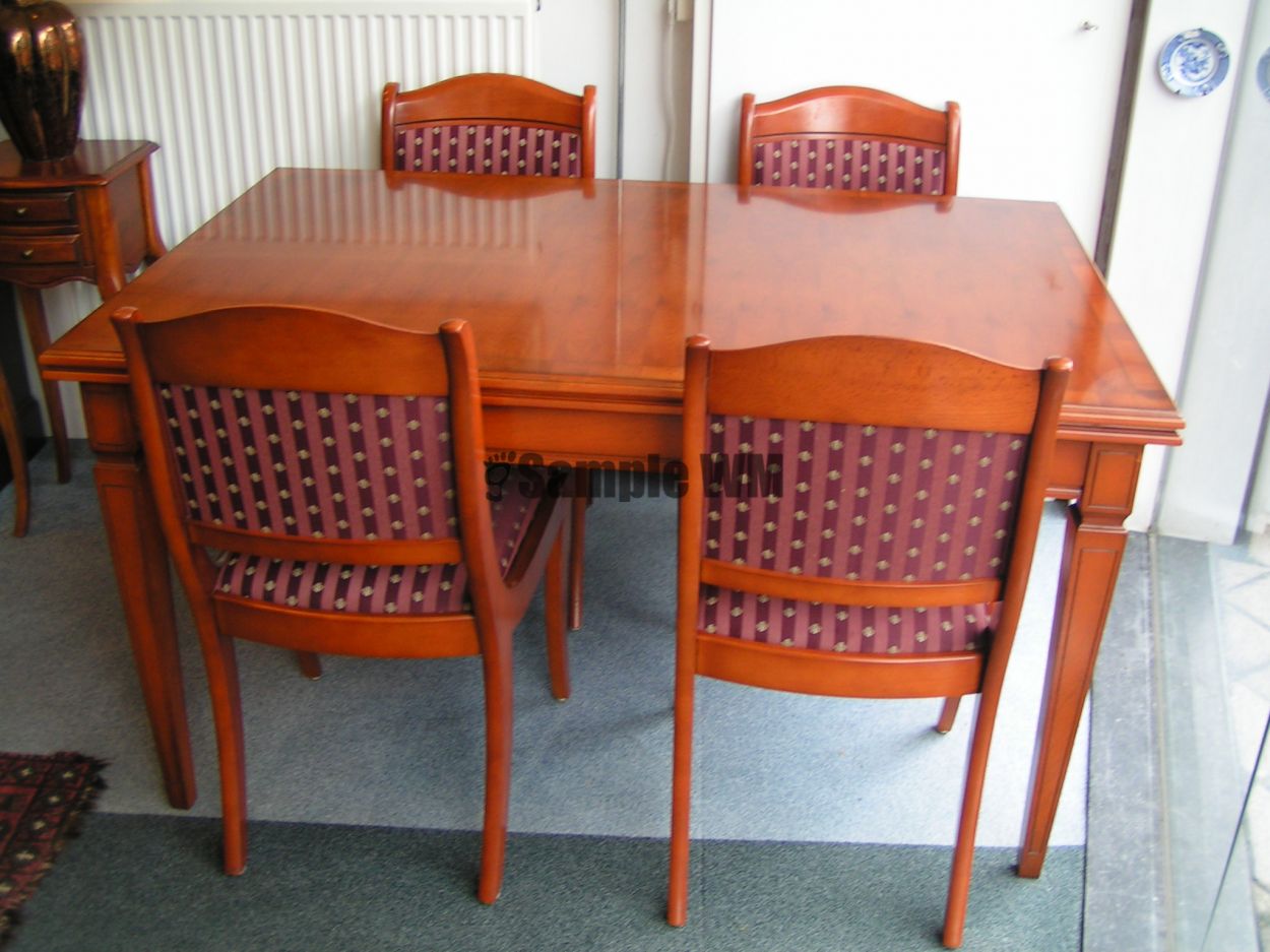 Verkocht artikelnr. 1600331 Heldense Exclusive Taxus Eetkamertafel
Kenmerken
Conditie 	: 	Zo goed als nieuw
Breedte 	: 	50 tot 100 cm
Lengte 	: 	100 tot 150 cm
Aantal personen 	: 	Vier personen
Vorm 	: 	Rechthoekig
Stijl 	: 	Regency Stijl
Materiaal 	: 	Overige houtsoorten
Beschrijving
Rechthoekige eetkamertafel met 2 uitschuifbladen.

Met intarsia ingelegde bladen.

140 (+ 2 x 45) x 90 x 76 cm

Nieuwprijs tafel 1758 euro in 2008.

Met 4 Heldense stoelen erbij, diverse setjes naar keuze op voorraad.
Keywords: Heldense Exclusive Taxus Eetkamertafel