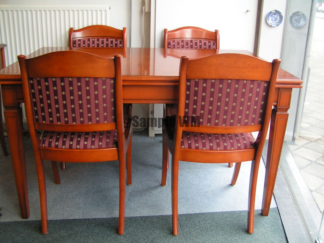 Verkocht artikelnr. 1600331 Heldense Exclusive Taxus Eetkamertafel
Kenmerken
Conditie : Zo goed als nieuw
Breedte : 50 tot 100 cm
Lengte : 100 tot 150 cm
Aantal personen : Vier personen
Vorm : Rechthoekig
Stijl : Regency Stijl
Materiaal : Overige houtsoorten
Beschrijving
Rechthoekige eetkamertafel met 2 uitschuifbladen.

Met intarsia ingelegde bladen.

140 (+ 2 x 45) x 90 x 76 cm

Nieuwprijs tafel 1758 euro in 2008.

Met 4 Heldense stoelen erbij, diverse setjes naar keuze op voorraad.
Keywords: artikelnr. 1600331 Heldense Exclusive Taxus Eetkamertafel : prijs € 1250 euro