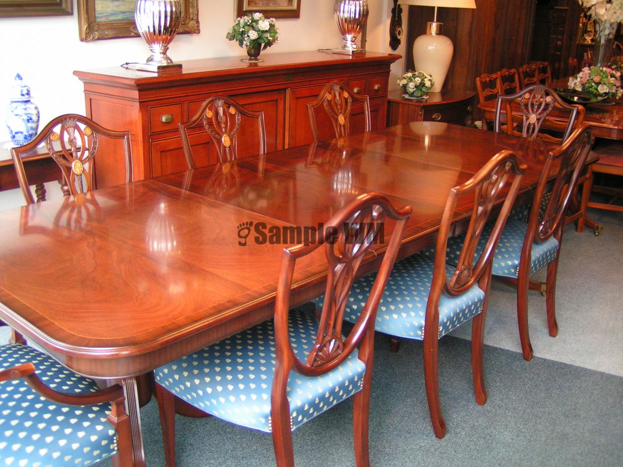 artikelnr. 1600854 Heldense Exclusief Mahonie Coulisse Tafel met 8 gloednieuwe superdeluxe Heldense stoelen: prijs op AANVRAAG
Heldense Exclusief Coulisse Tafel Mahonie in Nieuwstaat! Met 8 stoelen waar van 2 met Armleuning ook helemaal Nieuw.
Tafel is uitschuifbaar met 2 inlegbladladen en alles intarsia ingelegd. Tafel staat op messing wielen en de tussenbladen die onder het blad kunnen worden opgeborgen.
B 1.08 L 2.80 H 77 cm
Tussen bladeren zijn; B 50 cm
Glas plaat aanwezig voor de tafel.
Keywords: Heldense Exclusief Mahonie Coulisse Tafel met 8 gloednieuwe superdeluxe Heldense stoelen: prijs op AANVRAAG