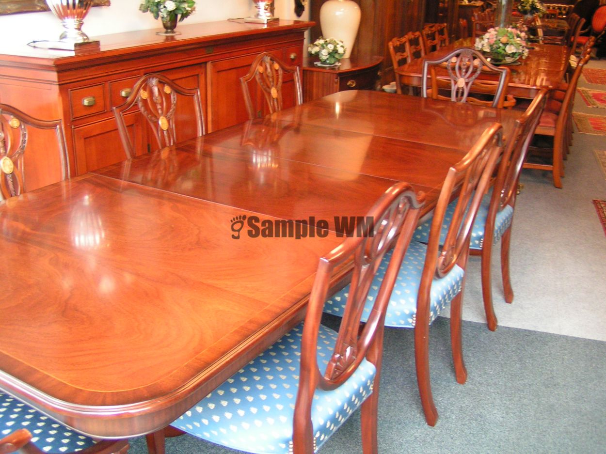 artikelnr. 1600854 Heldense Exclusief Mahonie Coulisse Tafel met 8 gloednieuwe superdeluxe Heldense stoelen: prijs op AANVRAAG
Heldense Exclusief Coulisse Tafel Mahonie in Nieuwstaat! Met 8 stoelen waar van 2 met Armleuning ook helemaal Nieuw.
Tafel is uitschuifbaar met 2 inlegbladen en alles intarsia ingelegd. Tafel staat op messing wielen en de tussen-bladen die onder het blad kunnen worden opgeborgen.
B 1.08m L 2.80m H 77cm
Tussen bladeren zijn; B 50 cm
Glas plaat aanwezig voor de tafel.
Keywords: artikelnr. 1600854 Heldense Exclusief Mahonie Coulisse Tafel met 8 gloednieuwe superdeluxe Heldense stoelen: prijs op AANVRAAG