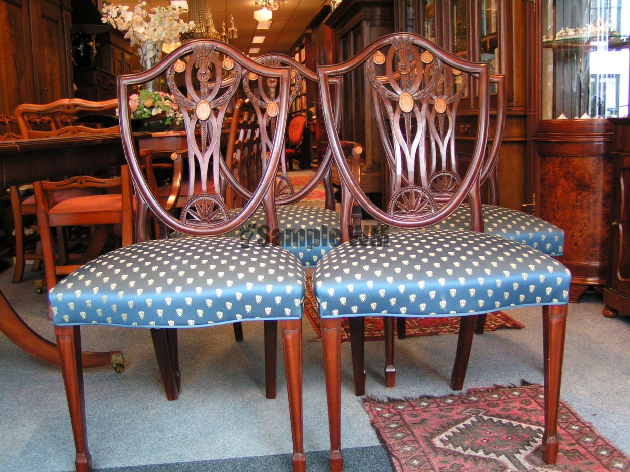 artikelnr. 1600854 Heldense Exclusief Mahonie Coulisse Tafel met 8 gloednieuwe superdeluxe Heldense stoelen: prijs op AANVRAAG
Heldense Exclusief Coulisse Tafel Mahonie in Nieuwstaat! Met 8 stoelen waar van 2 met Armleuning ook helemaal Nieuw.
Tafel is uitschuifbaar met 2 inlegbladladen en alles intarsia ingelegd. Tafel staat op messing wielen en de tussenbladen die onder het blad kunnen worden opgeborgen.
B 1.08m L 2.80m H 77cm
Tussen bladeren zijn; B 50 cm
Glas plaat aanwezig voor de tafel.
Keywords: artikelnr. 1600854 Heldense Exclusief Mahonie Coulisse Tafel met 8 gloednieuwe superdeluxe Heldense stoelen: prijs op AANVRAAG
