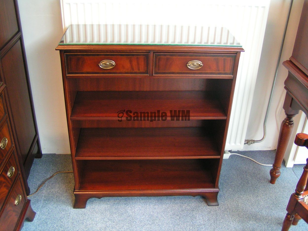 artikelnr. 01600853 Heldense Boekenkastje van Mahonie/Taxus in Nieuwstaat.
Heldense Boekenkastje van Mahonie in Nieuwstaat!
Met 2 laden met intarsia ingelegd blad
Met 2 planken verstelbaar.
79 x 30 x 89 cm
31 x 19 x 35 inch.
Keywords: Verkocht artikelnr. 01600853 Heldense Boekenkastje van Mahonie of in Taxus Nieuwstaat.