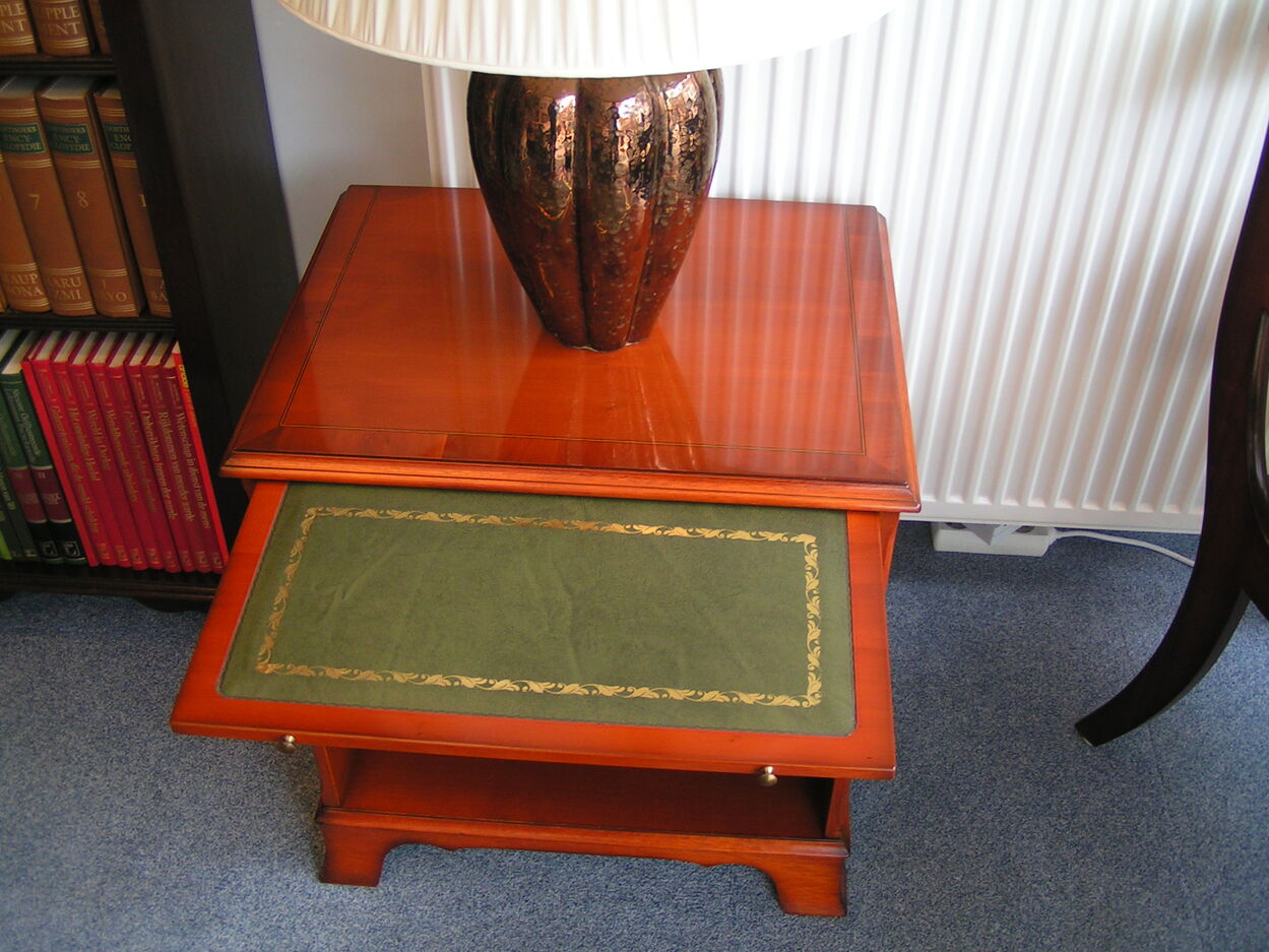 artikelnr. 1600866 Heldense Exclusive Taxus houten bijzettafel/ lampentafel: prijs €695,- euro
b: 55cm x D: 43cm x H: 60cm

Intaria ingelegd, met uischuifbaar lederen inlegblad goudbedrukt.

2 stuks in de collectie.

In nieuwstaat.
