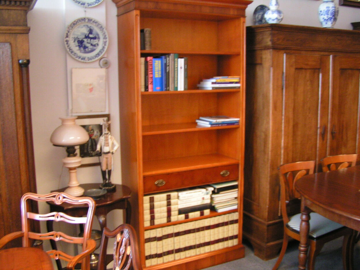  artikelnr. 1600870 Heldense Exclusive Boekenkast van Taxus Hout in Nieuwstaat.
Heldense Exclusive Boekenkast van Taxus Hout in Nieuwstaat èn helemaal perfect!
Met Laden.en planken verstelbaar
Maten; 101 × 41 × 212 cm.
Keywords: Heldense Exclusive Boekenkast van Taxus Hout in Nieuwstaat èn helemaal perfect!