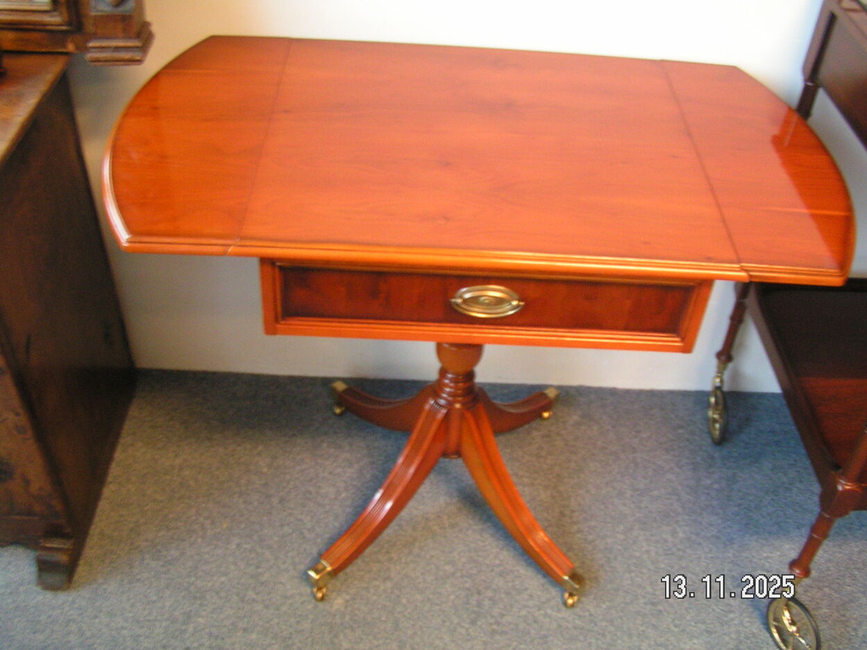 artikelnr. 1602051 HELDENSE EXCLUSIVE Taxus Hangoortafel op Messing Wielen in Nieuwstaat! prijs €349,- euro.
