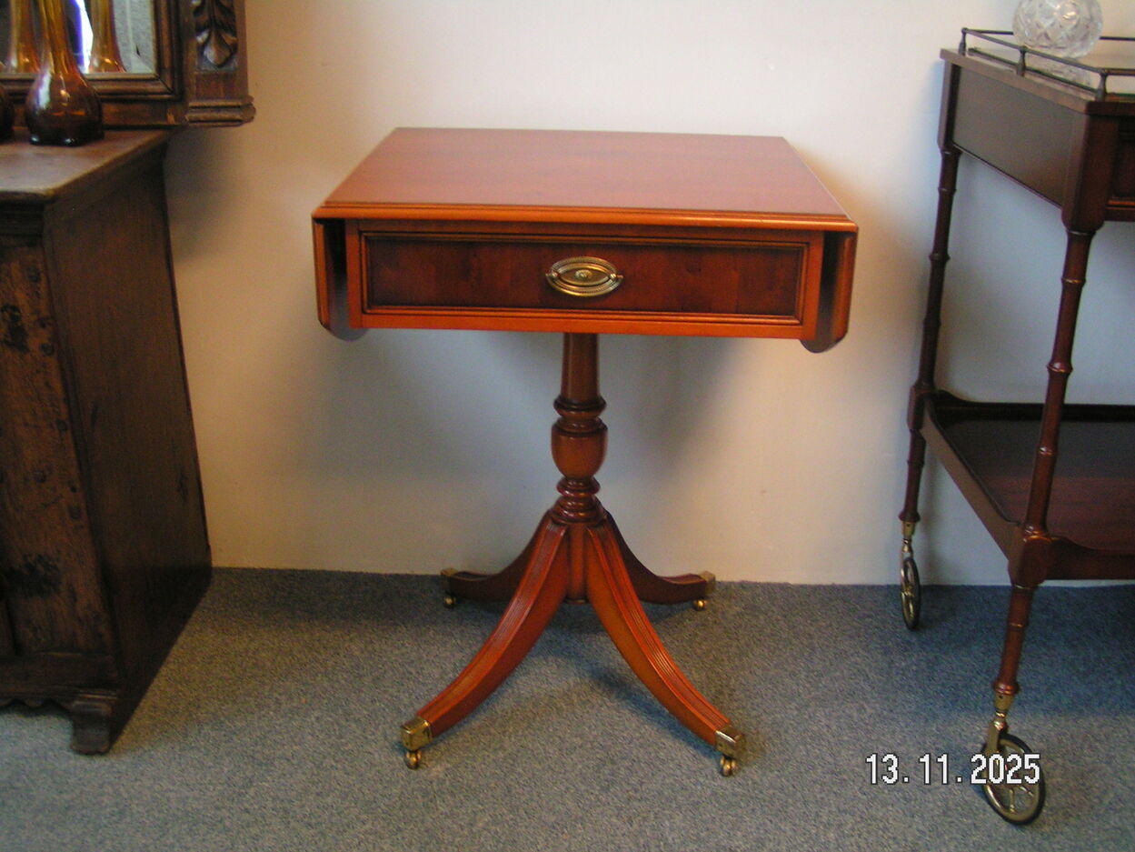 artikelnr. 1602051 HELDENSE EXCLUSIVE Taxus Hangoortafel op Messing Wielen in Nieuwstaat! prijs €349,- euro.
Minisofa Klaptafel op Messing Wielen met 2 Klapbladen en 1 lade.
Afm 49 ( + 2 x 17 ) x 46 x 65 cm.
Afm 19 (+ 2 x 7 ) x 18 x 26 inch.





