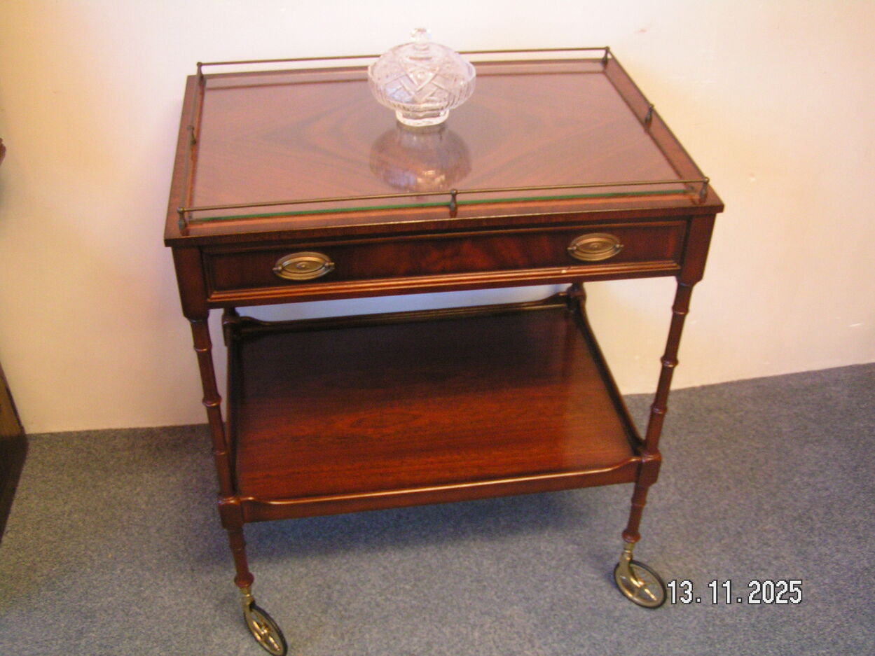 artikelnr. 1602052 HELDENSE EXCLUSIVE Theewagen in Mahonie in Nieuwstaat €449,- euro.
Theewagen staat op Messing Wielen en met Geslepen Glasplaat.
Afm B67 D 46 H 80 cm
