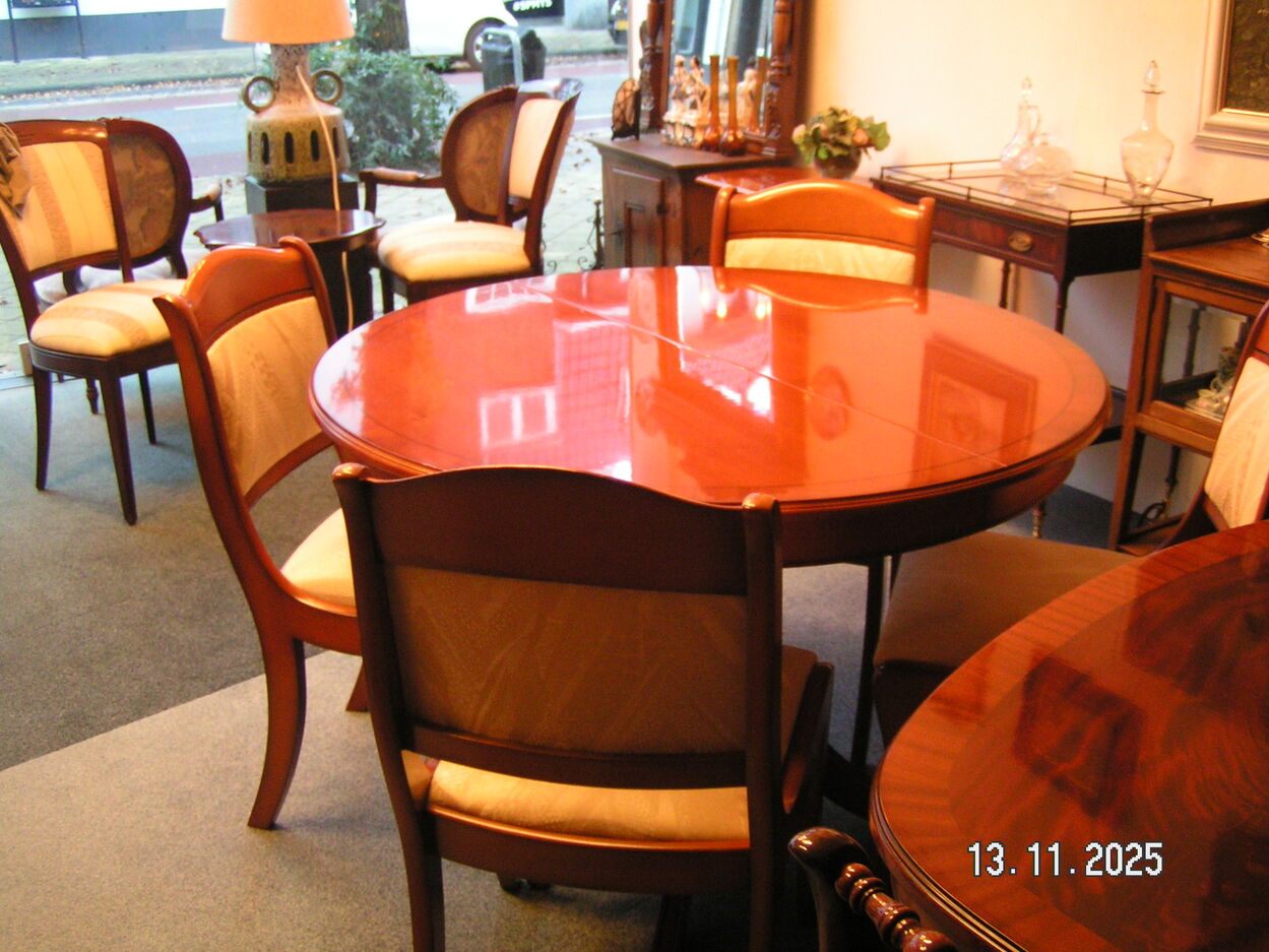 artikelnr. 1602054 HELDENSE EXCLUSIVE Taxus Uitschuifbare Ronde Eetkamertafel in Nieuwstaat!
Tafel is uitschuifbaar en intarsia ingelegde bladen.
Afm 110 ( + 50 ) x 110 x 76 cm.
43 ( + 20 ) x 43 x 30 inch.
