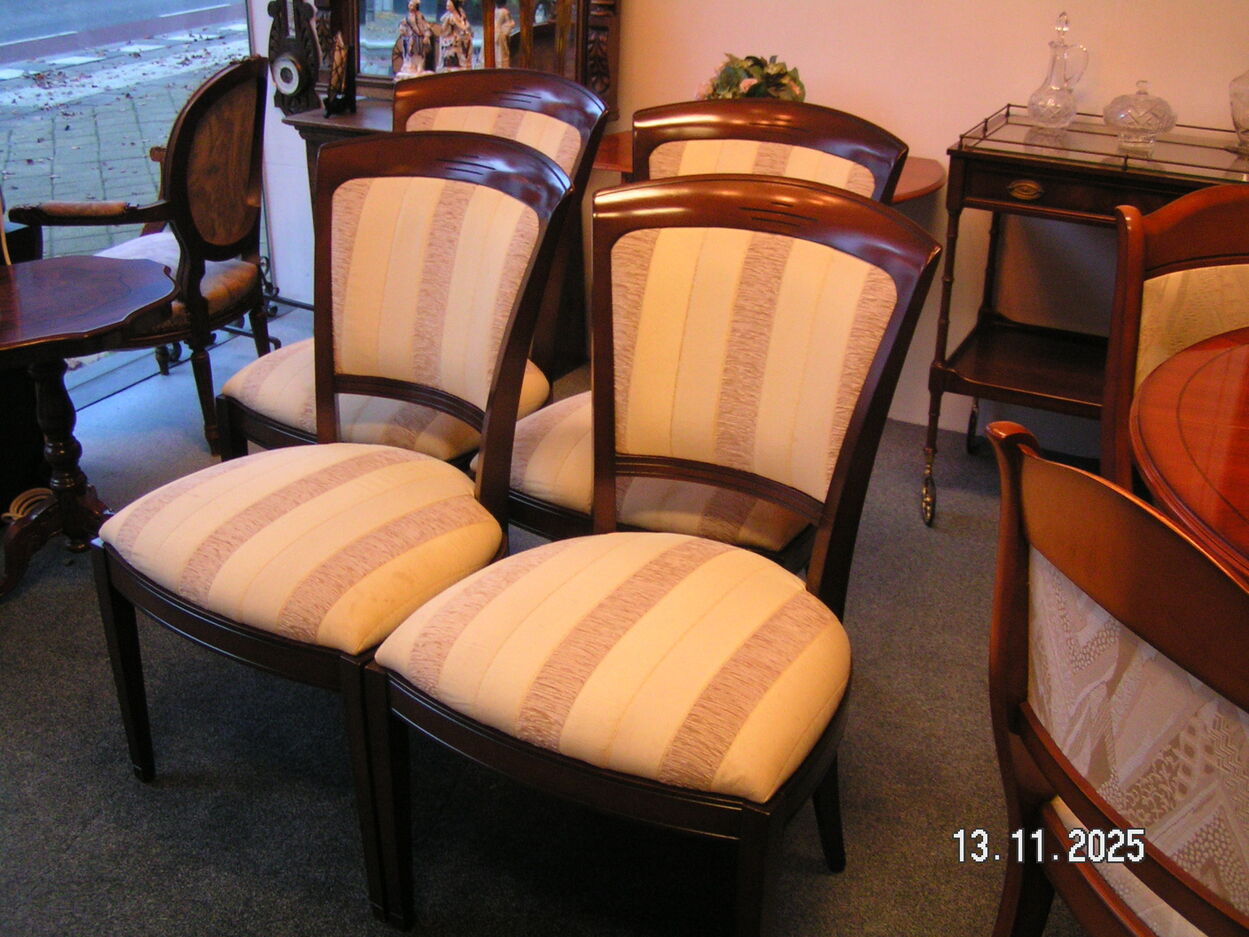 artikelnr. 1602053 HELDENSE EXCLUSIVE Heppelewhite Stoel in Nieuwstaat €699,- euro.
Stoel met verende gestoffeerde rug en zitting.
Afm 53 x 62 x 92 cm.
21 x 24 x 36 inch.
