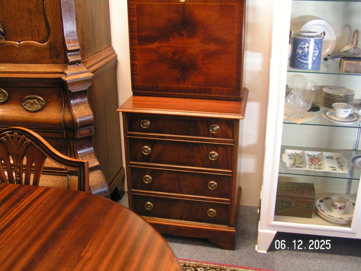 artikelnr. 1602060 HELDENSE EXCLUSIVE SECRETAIRE Mahonie in zeer goede staat prijs €550,- euro.
Secretaire met goudbedrukt lederen blad.
Afm H 1.40 B 60 D 45 cm
