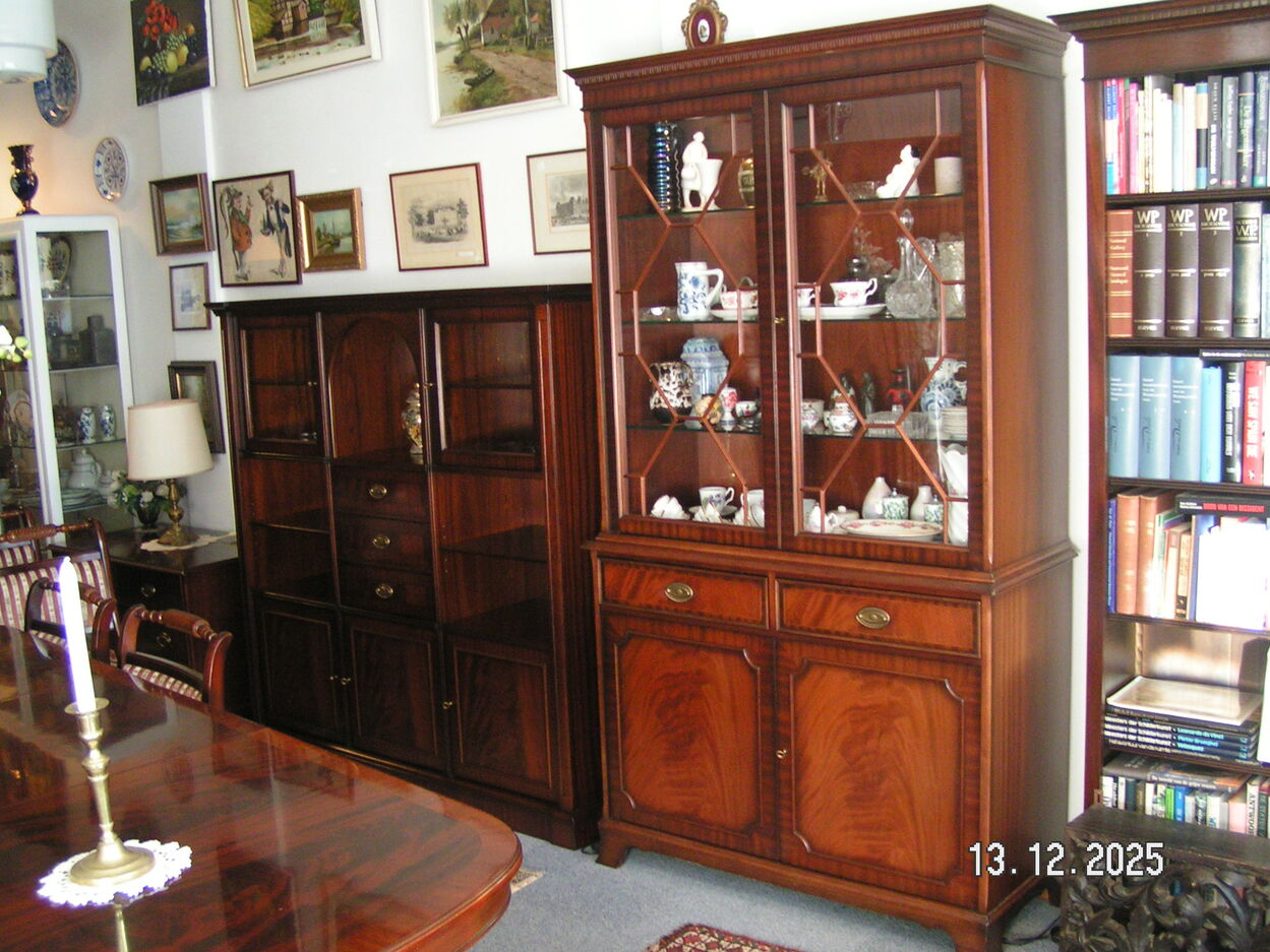 artikelnr. 1602062 HELDENSE EXCLUSIVE VITRINEKAST Mahoniehout met Verlichting in Nieustaat! prijs €795,- euro.
Afm B 1.10 D 45 H 2 m.
