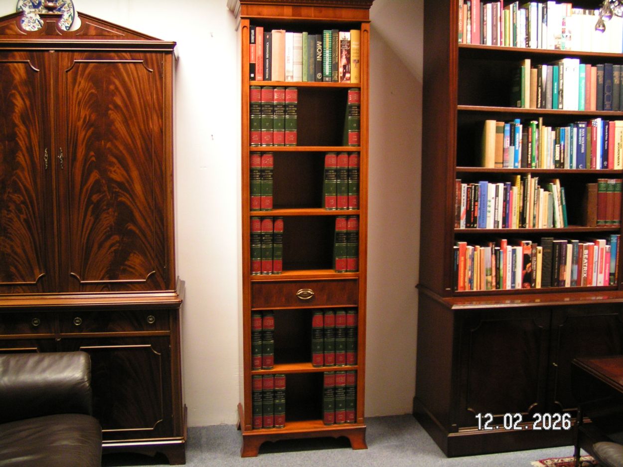 artikelnr.1602078 Heldense Exclusive Smalle Taxus Boekenkast in Nieuwstaat en Helemaal Perfect! prijs €1250,- euro.
Zeer Zeldzame Smalle Taxus Boekenkast in Nieuwstaat!
Inlegplanken zijn verstelbaar.
Afm 66 x 41 x 212 cm
26 x 16 x 83 inch.
