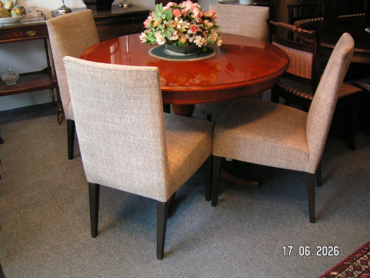 artikelnr 16020116 Vier BENCH Eetkamerstoelen met beige stof bekleed in Nieuwstaat prijs €450,- euro.
Tafel is van de HELDENSE in Taxus in Nieuwstaat.
