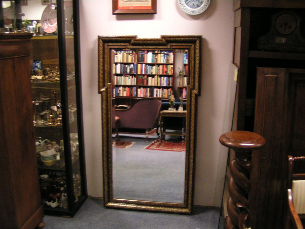 artikelnr. 1600305 Facet geslepen Antieke spiegel: prijs €349,- euro
B: 85cm x H: 1.48cm

In zeer goede staat. Met breed geslepen facet glas, met mooie ornamenten.
Keywords: artikelnr. 1600305 Facet geslepen Antieke spiegel: prijs 349,-