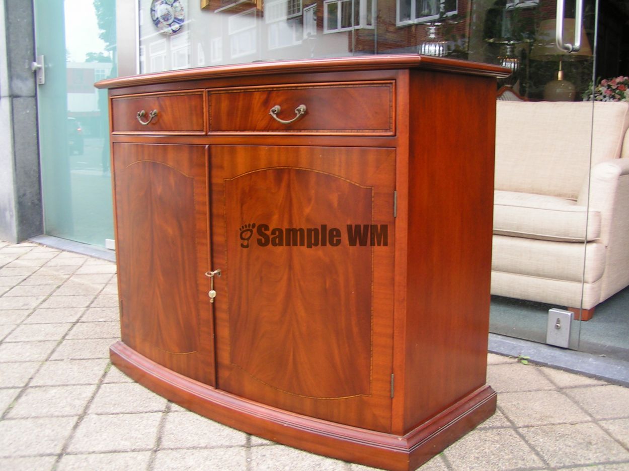  Vertkocht artikelnr. 1600359 Kersenhouten Penant Kast.
Ovaal gebogen penant kastje van massief kersenhout, 2 laden en 2 deurtjes
In nieuwstaat!

afmetingen: 109 breed x 48 diep x 85cm hoog

in nieuwstaat.
Keywords: artikelnr. 1600359 Kersenhouten Penant Kast.
