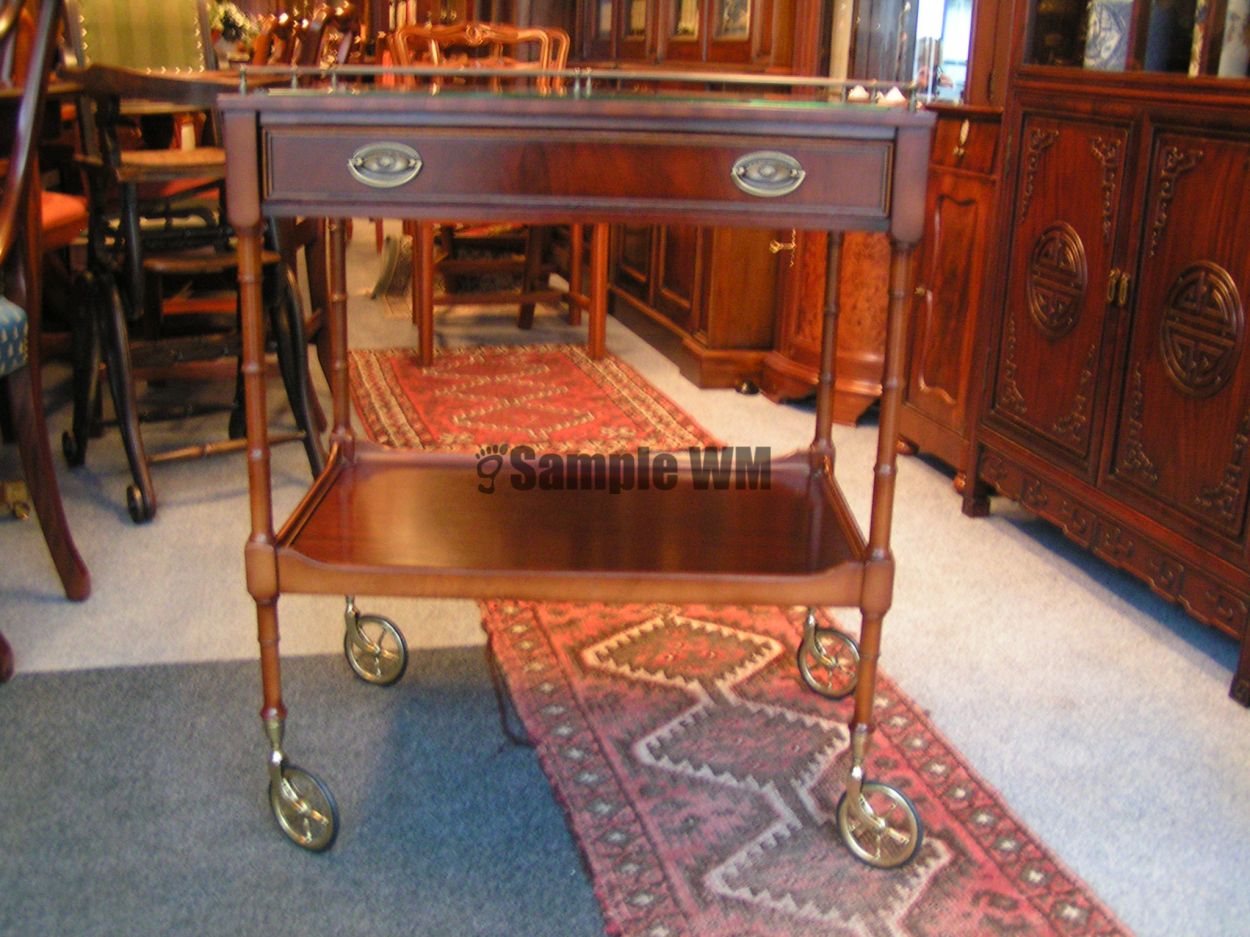 artikelnr. 01600852 Thee Wagen van de Heldense Exclusief Mahonie vraagprijs: €495,- 
Thee Wagen van de Heldense Exclusief Mahonie in Nieuwstaat!
Maten B 66 D 46 H 80 cm
Ruime collectie Heldense meubels in onze toonzaal te bezichtigen.
Keywords: Thee Wagen van de Heldense Exclusief Mahonie in Nieuwstaat!
