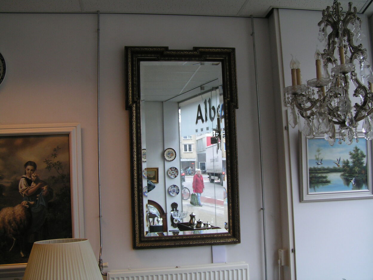artikelnr. 1600862 Antieke Spiegel met Breed Geslepen glas: prijs €349,- euro
Antieke zeer bijzondere spiegel met breed facet geslepen glas en zeer mooie lijst met prachtige decoratie.

Afmetingen B: 95cm x H: 1.48m
Keywords: Antieke Spiegel met Breed Geslepen glas